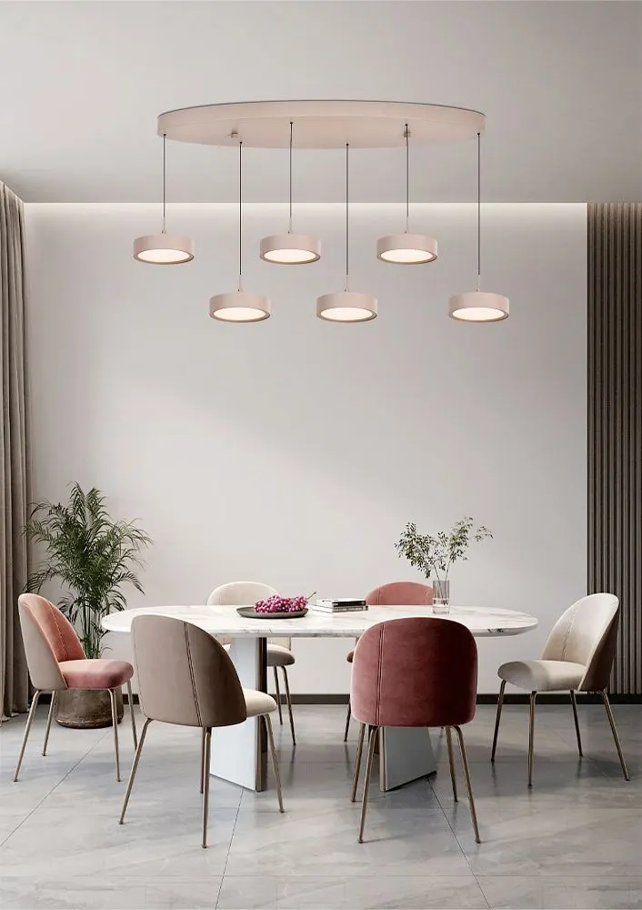 image lampa wisząca, stół okrągły, krzesła tapicerowane, kolor różowy beżowy? nie; odcienie pastelowe, salonowy zestaw mebli