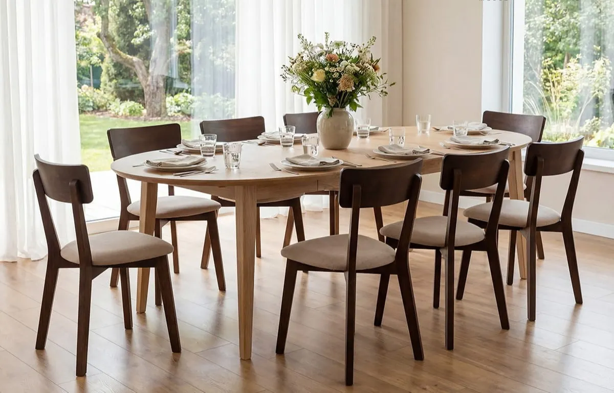 image stół drewniany, krzesła drewniane, jadalnia, naczynia, wazon z kwiatami