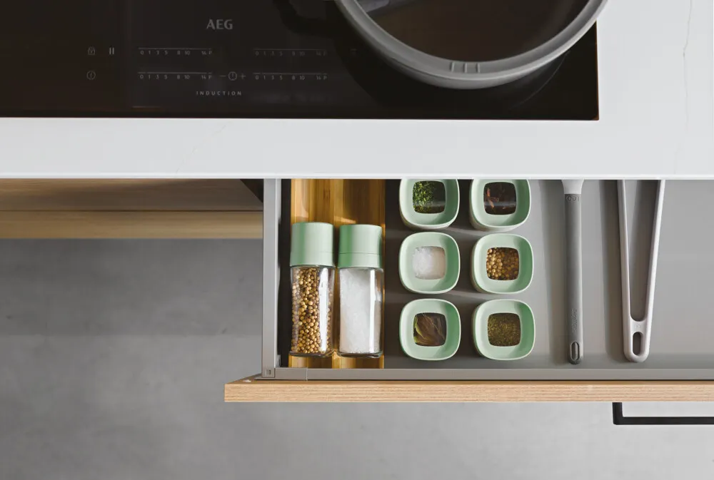 image szklanki słoiki, przyprawy, pojemniki na przyprawy, szuflada kuchnia, pojemnik na przyprawy?