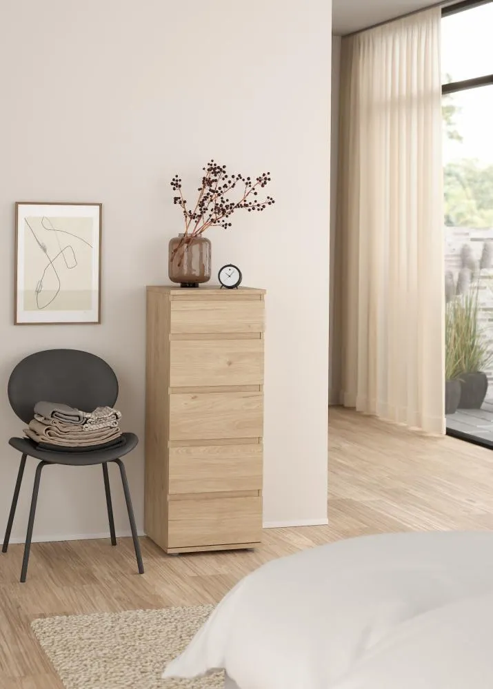 drewniana komoda, szafka wysoka, mebel drewniany, dekoracja, wnętrze minimalistyczne
