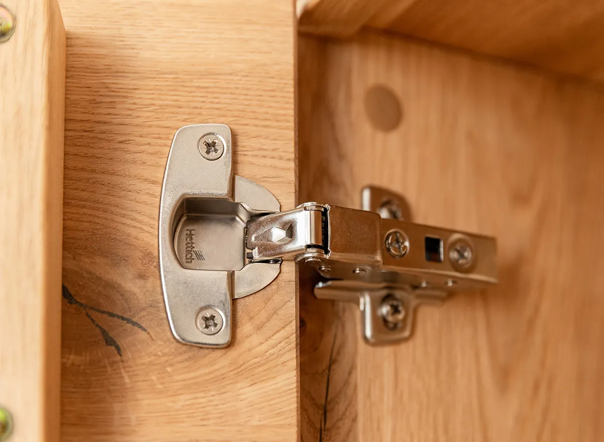 Witryna drewniana szklana DIVISIONE z oświetleniem prawa dąb olejowany - ZIDIV04R