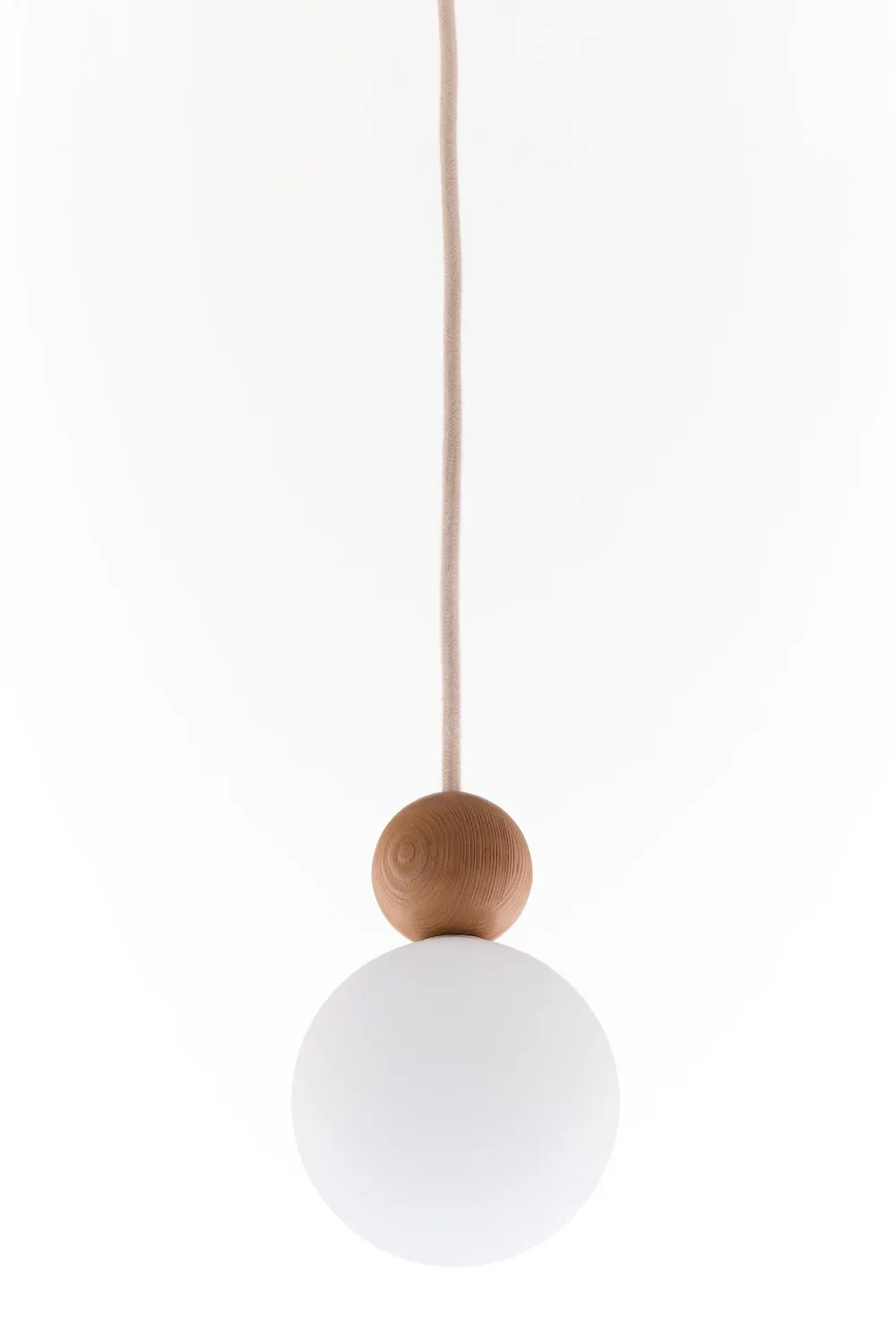 lampa wisząca, sfera, drewno, kordon, biała powierzchnia