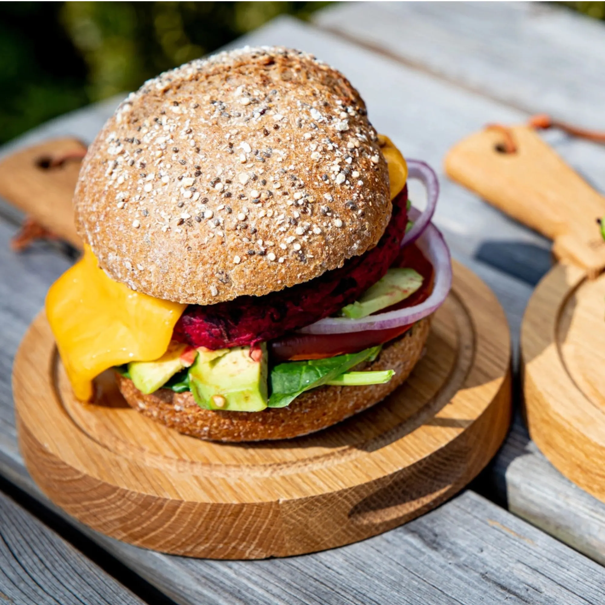 image burger, bułka sezamowa, wegeterański, avokado, czerwona cebula