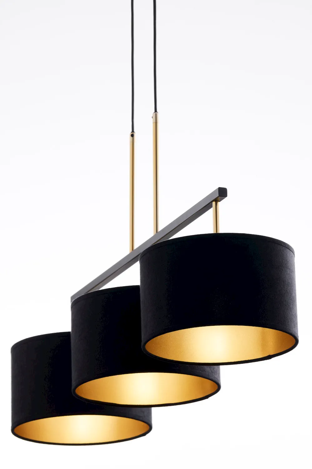 lampa wisząca, trzycilindrowa, czarna, złote wnętrze, surowe metalowe elementy
