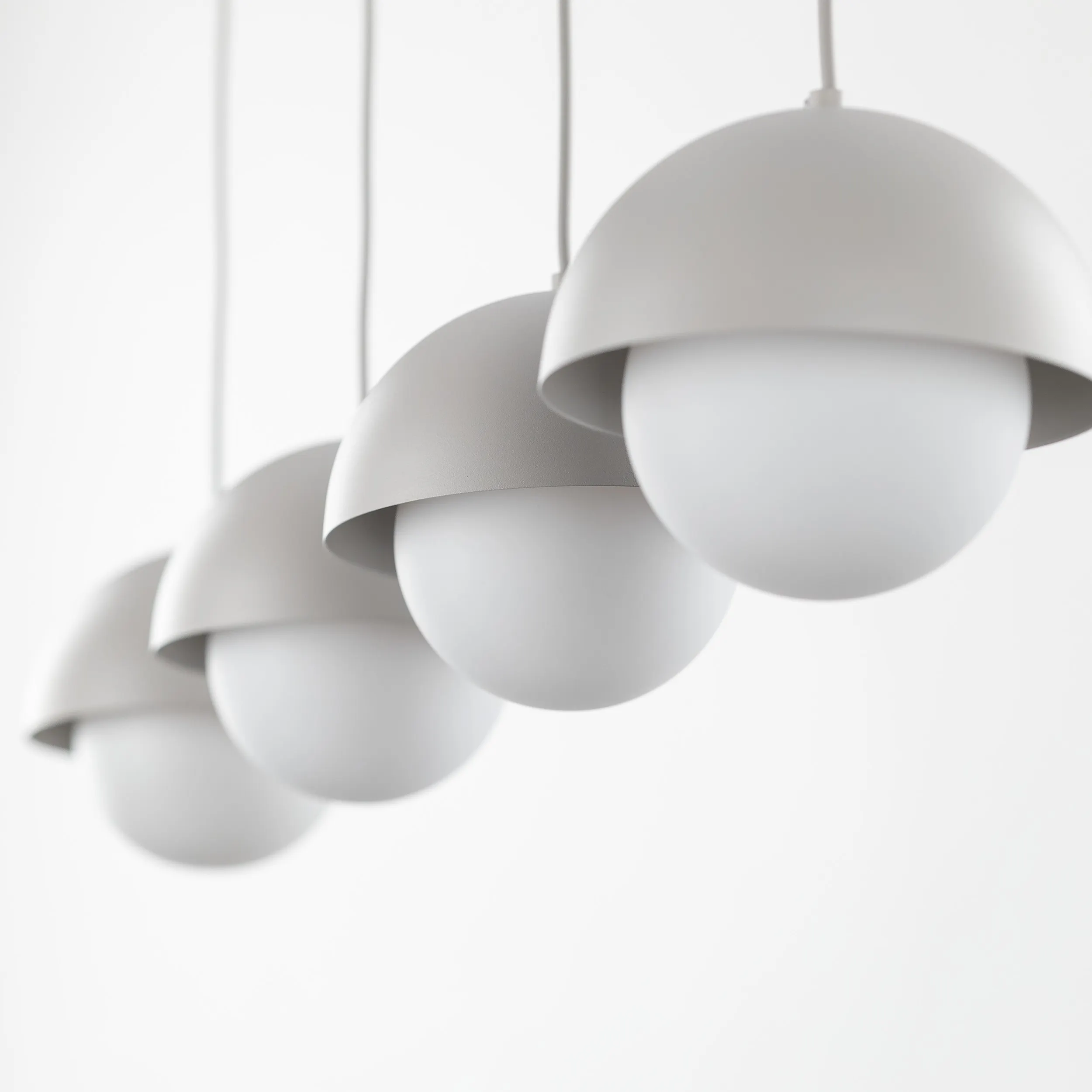 Lampa wisząca BONO beżowa na metalowej listwie z białymi okrągłymi szklanymi kloszami 120x100x17cm - TK_10213