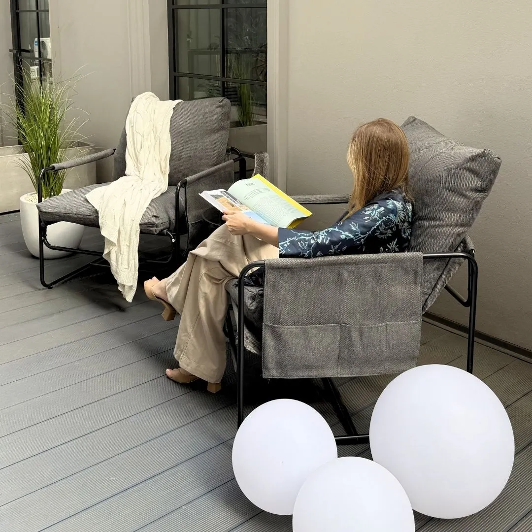 ogrodowy balkon, fotel ogrodowy, tapicerowane krzesła, koc/narzuta, balloon dekoracyjne
