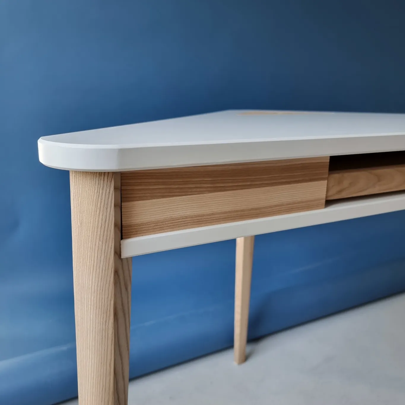 Biurko narożne ASHME z półką na klawiaturę 114x85 ciemnoniebieski blat/jesionowe nogi - RAGABAACDKEY14