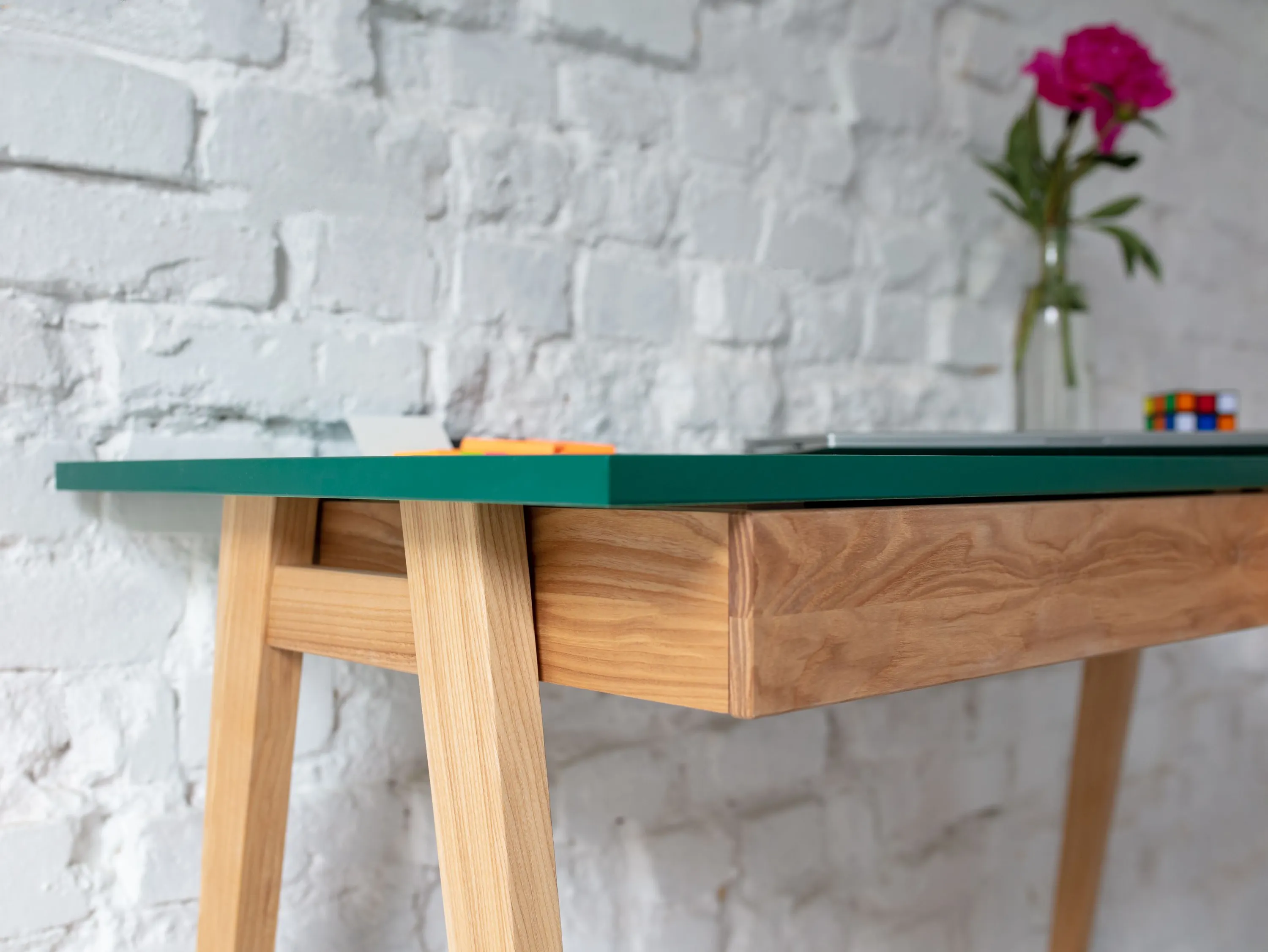 Biurko narożne z szufladami LUKA prawostronne 135x85 czarny blat/nogi kolor dąb - RGB_CDLUK2BLK_OAK_R