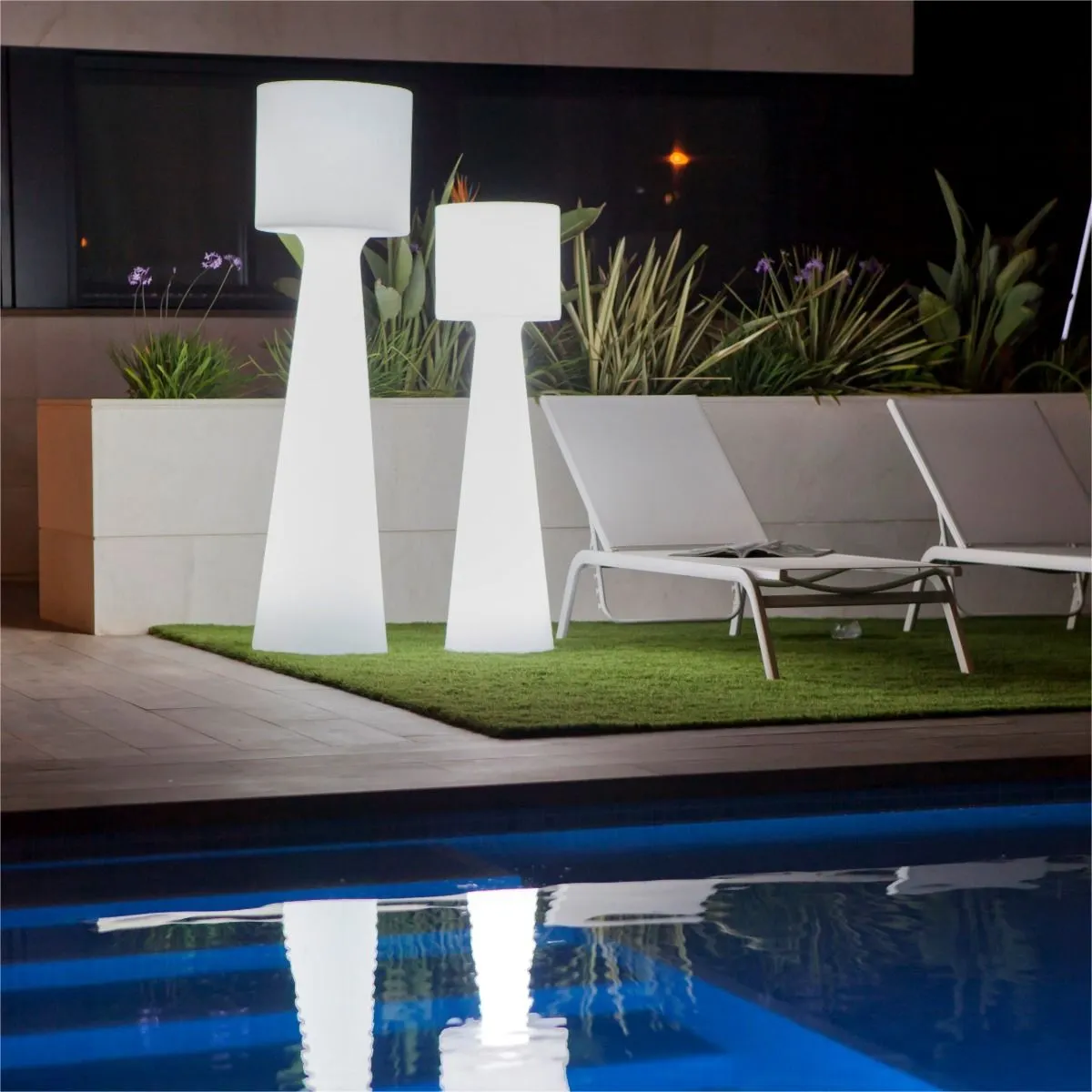 image lampy ogrodowe, oswietlenie zewnetrzne, kolumny z lampami, stoliki przy basenie, dywan sztuczny