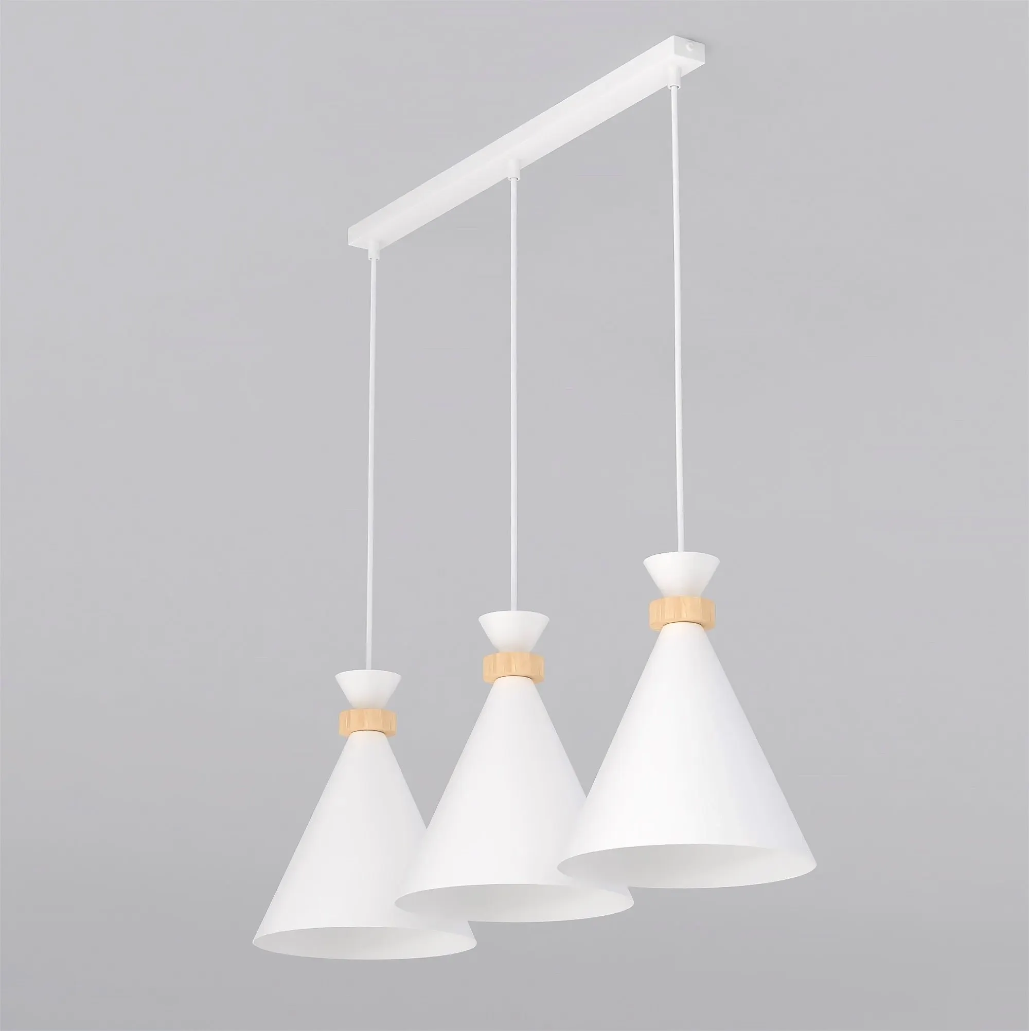 lampa wisząca, trzy świeczniki, drewniana oprawa, biała toaletowa?, przegubowy siphon