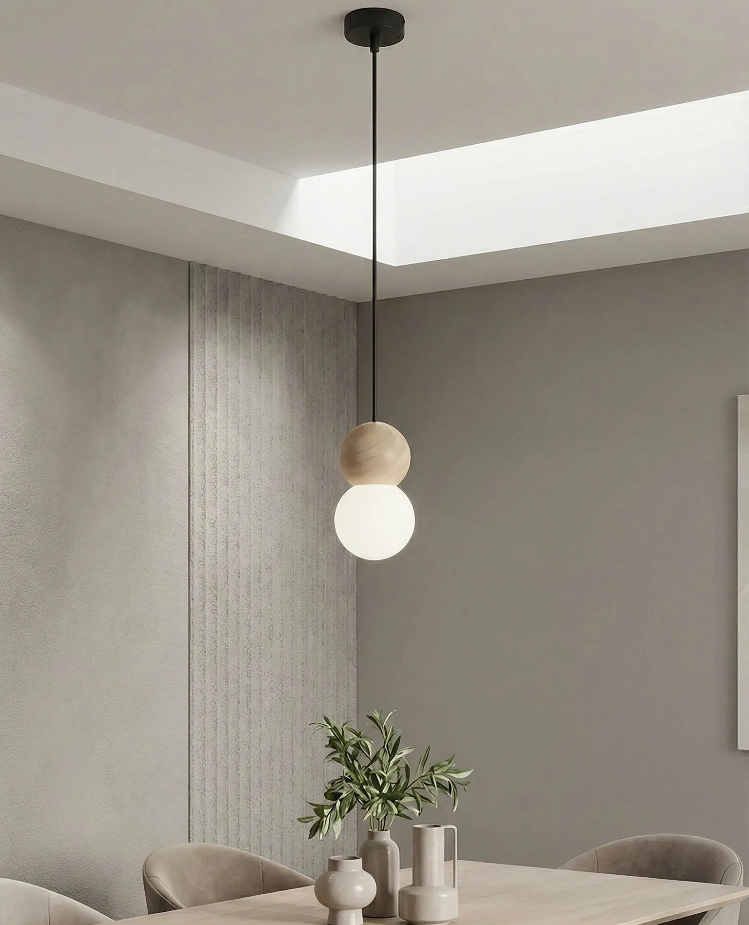 lampa wisząca, kuleczki, drewniana kula, szary salon, minimalistyczny design