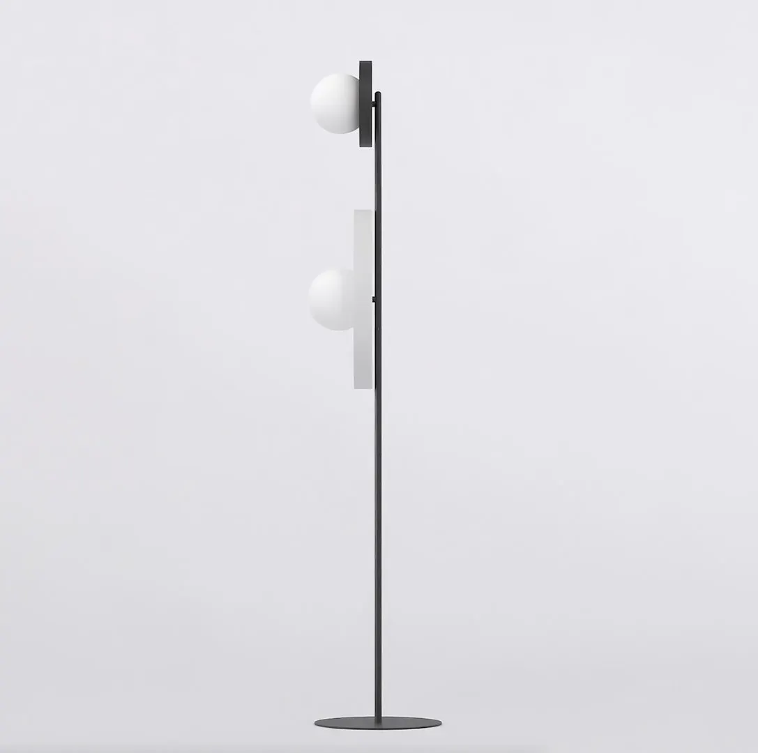 lampa stojąca, kolumna z abażurami, metalowa konstrukcja, białe kule, oswietlenie dekoracyjne