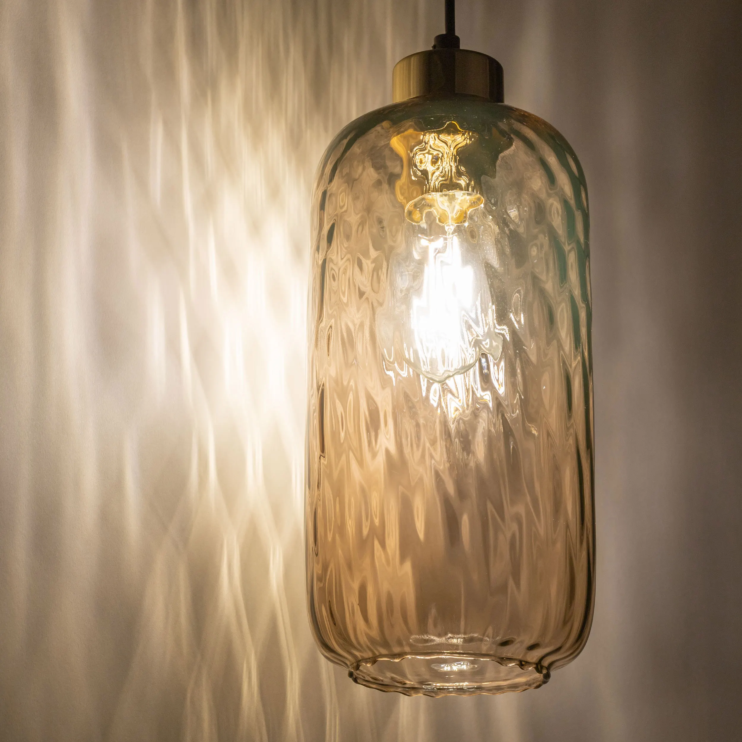 Lampa wisząca PESCARA czarna ze złotym elementem szklany kryształowy bursztynowy klosz 175x14cm - TK_4575