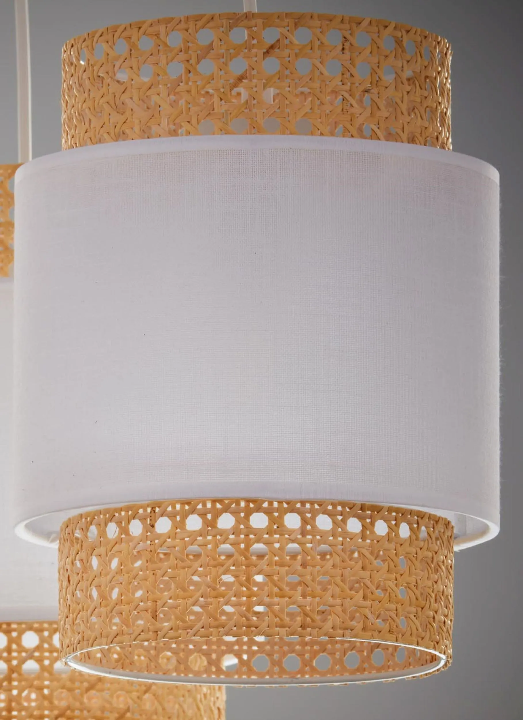 Lampa wisząca BOHO biała z brązowym elementem z plecionki na metalowej listwie 100x80x20cm - TK_5654