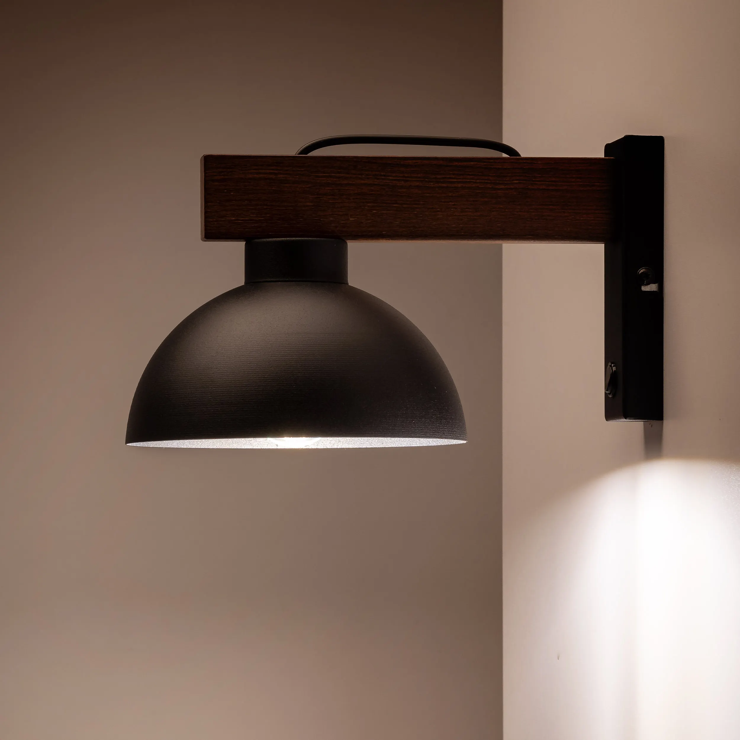 Kinkiet OSLO czarny na drewnianym ramieniu z ciemnego orzecha z włącznikiem 28x18x16cm - TK_4963