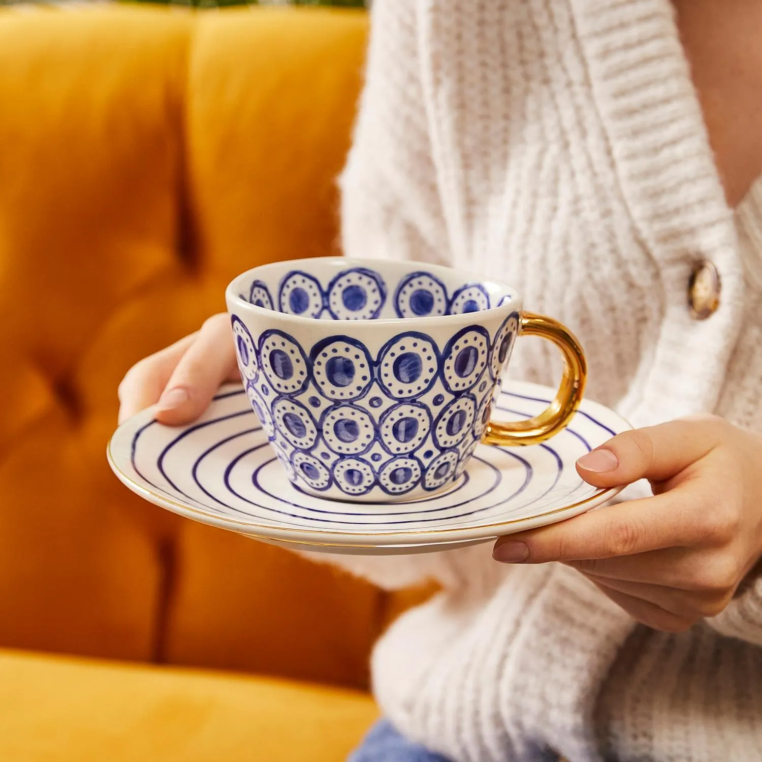 porcelana, kubek do kawy, filiżanka, niebieski wzór, złoty uchwyt