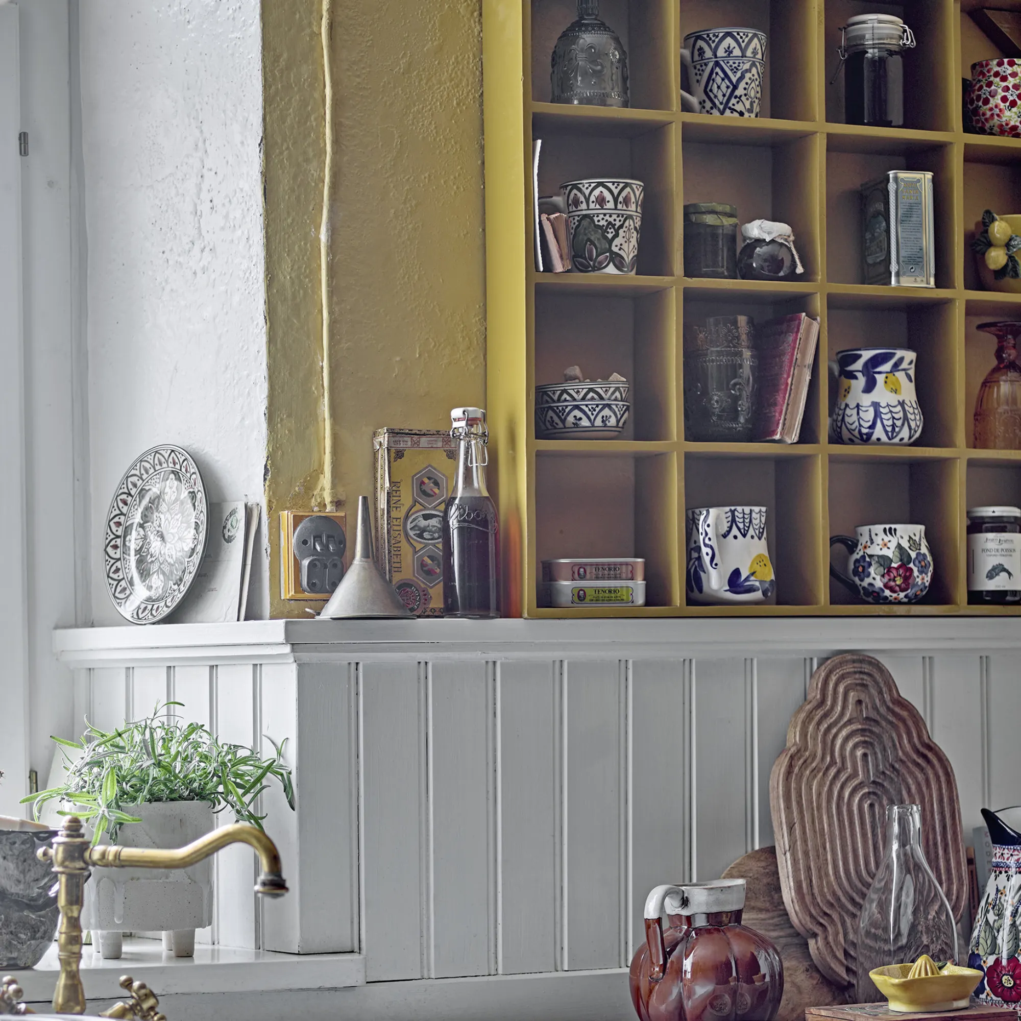 kuchnia, ceramika, zestaw naczyń, szafka z półkami, kreatywny wystrój