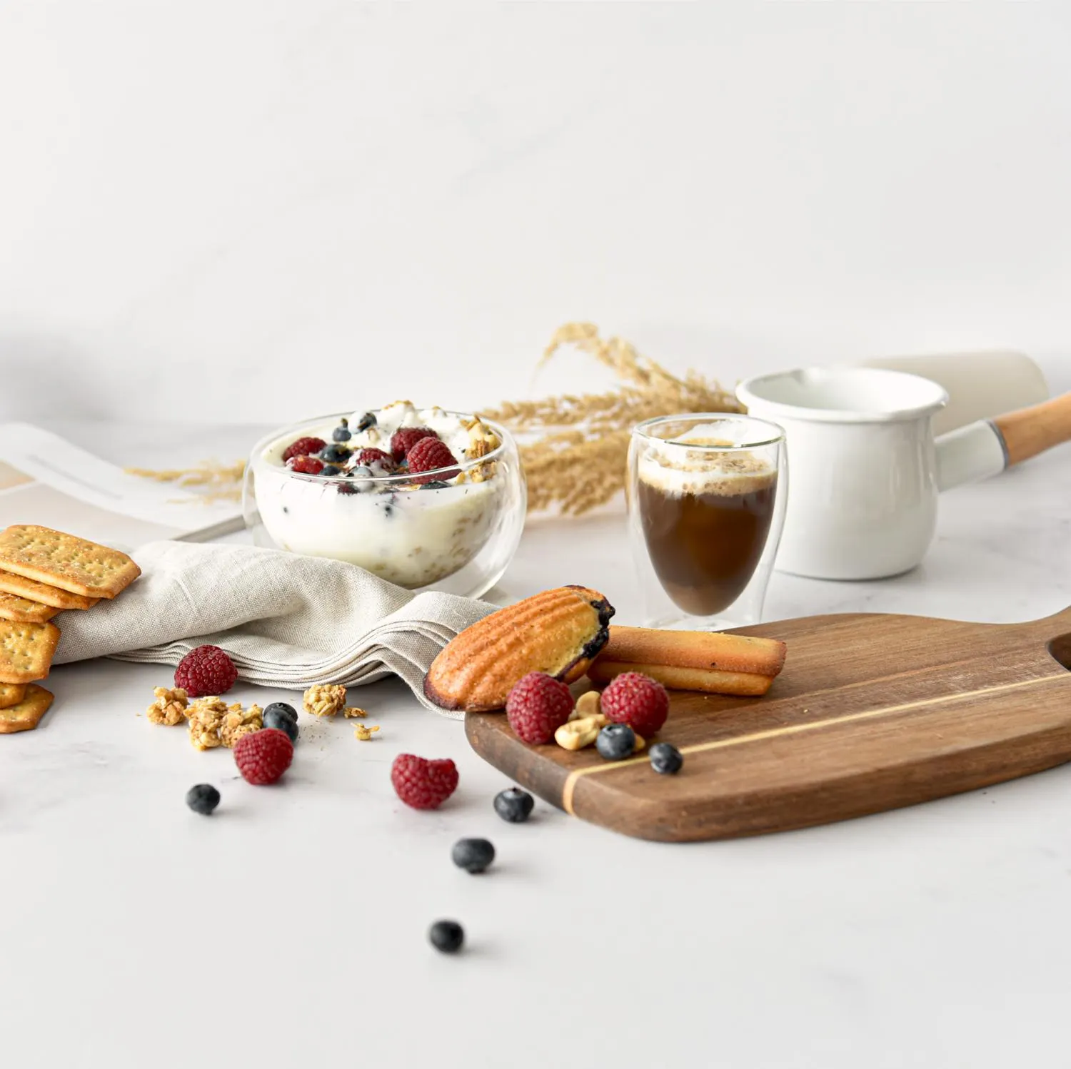niania, yoghurt, muesli, owoce, deser