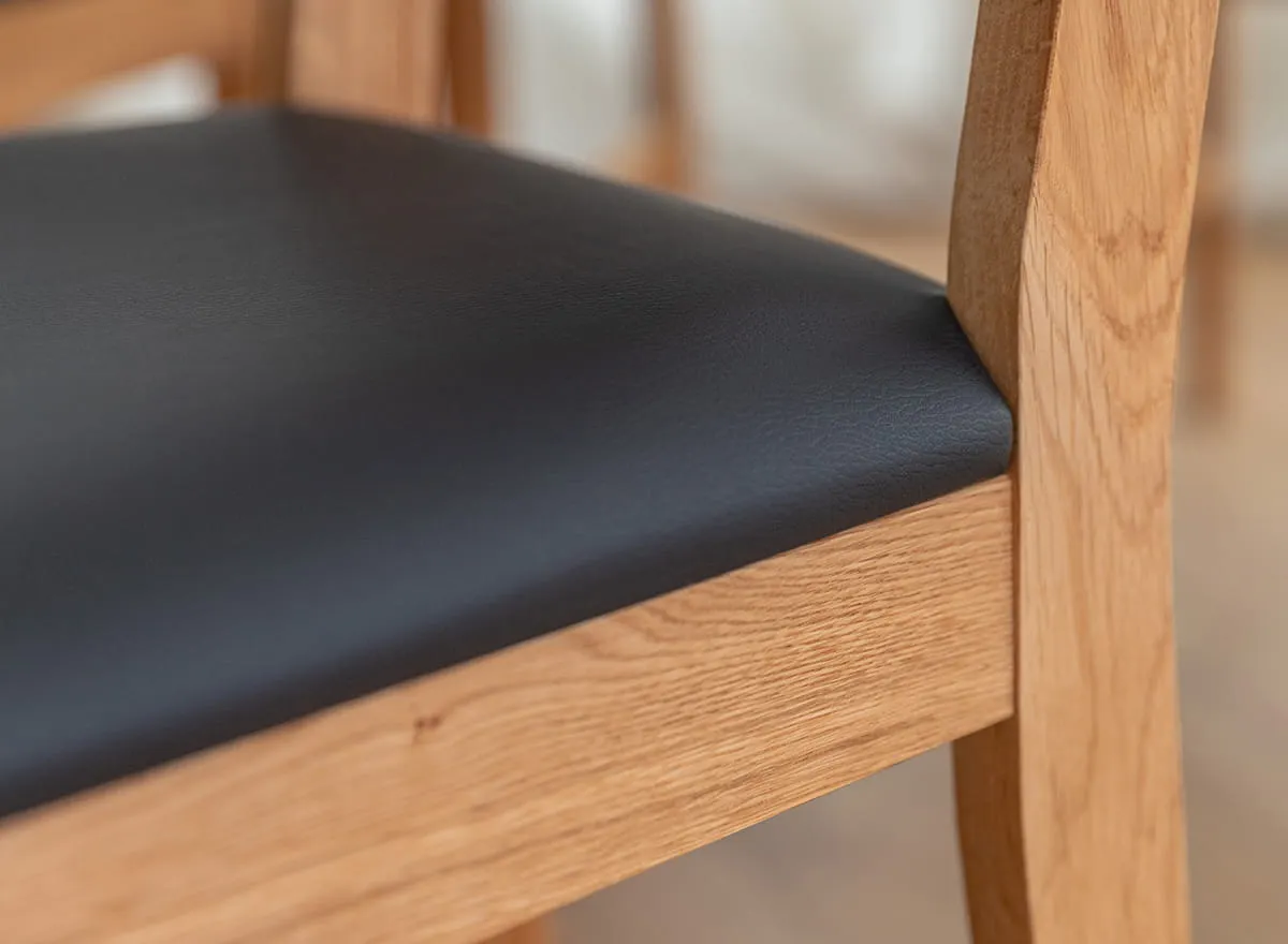 Krzesło drewniane VERTO czarne siedzisko ekoskóra dąb olejowany - KDB02CZ