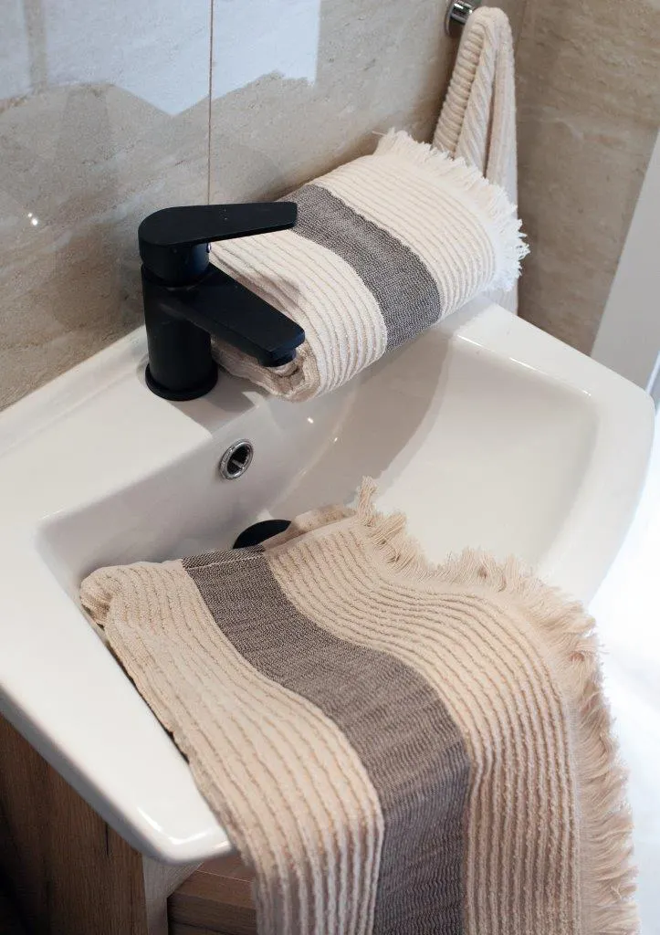 Ręcznik z frędzlami frotte FALA 70x140 gramatura 500 beżowy - FARO_30580