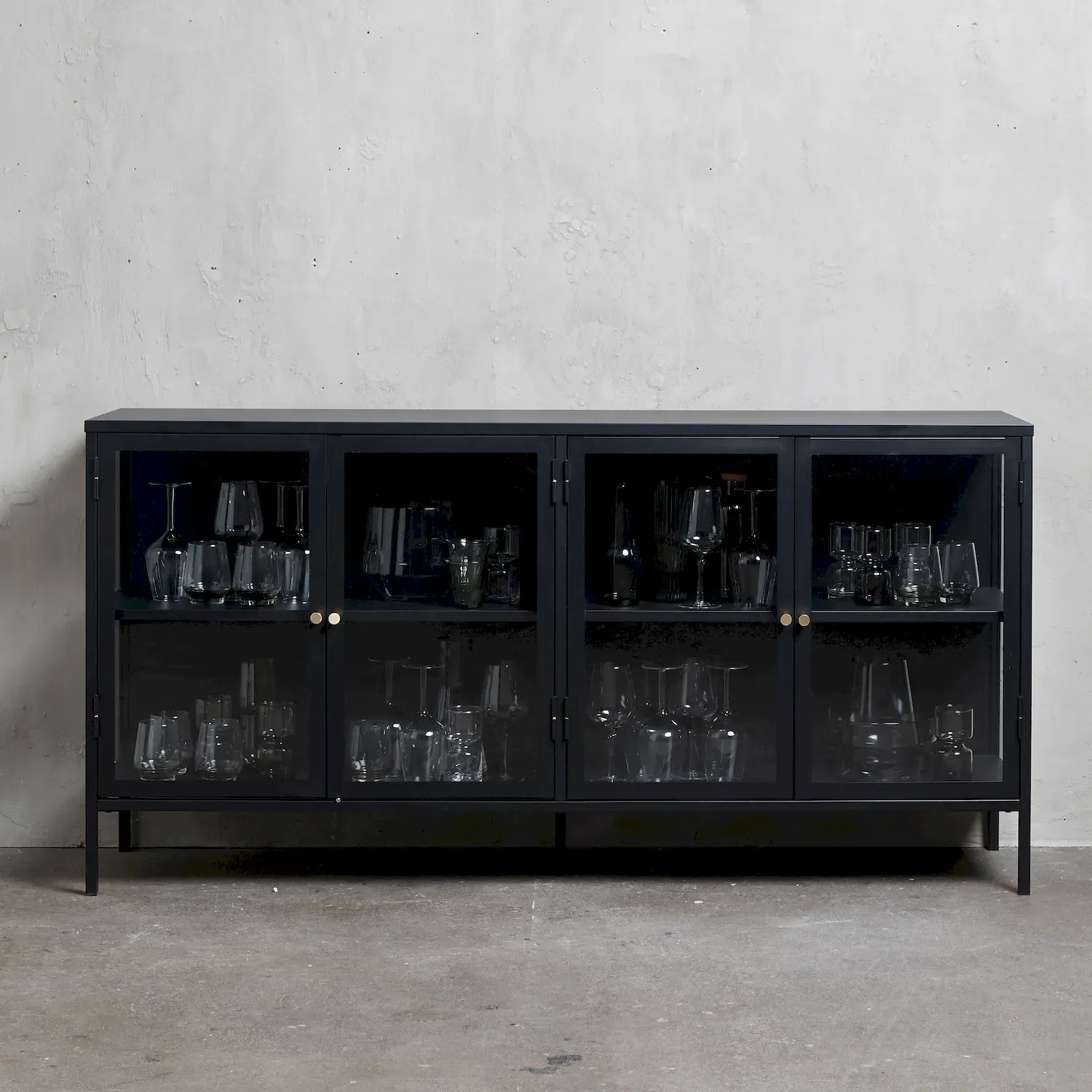 Komoda 4-drzwiowa CARMEL z przeszklonymi drzwiami i bokami 170 cm - czarna - UN_42270600