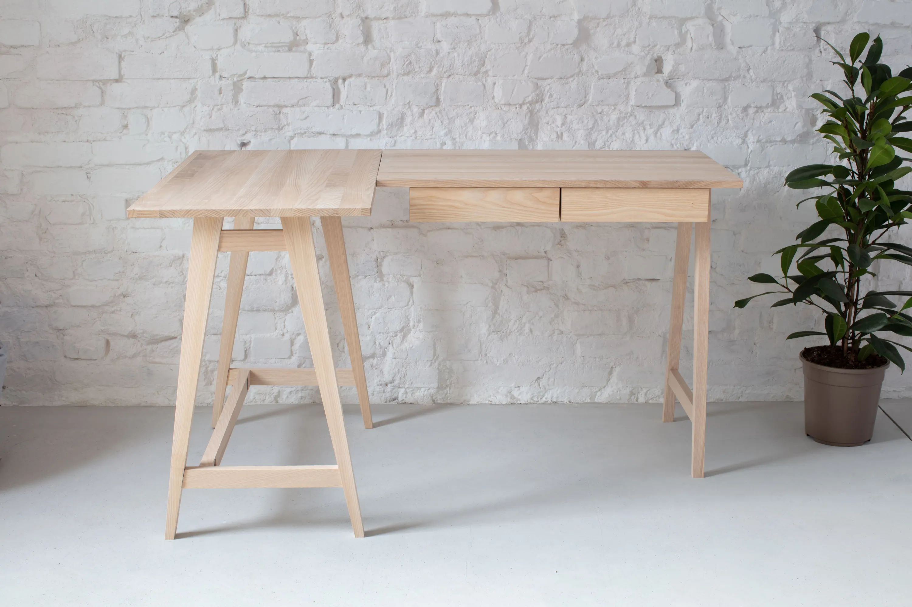 Biurko narożne z szufladami LUKA lewostronne 135x86 jesion naturalny - NRGB_CDLUK2WOOD_L