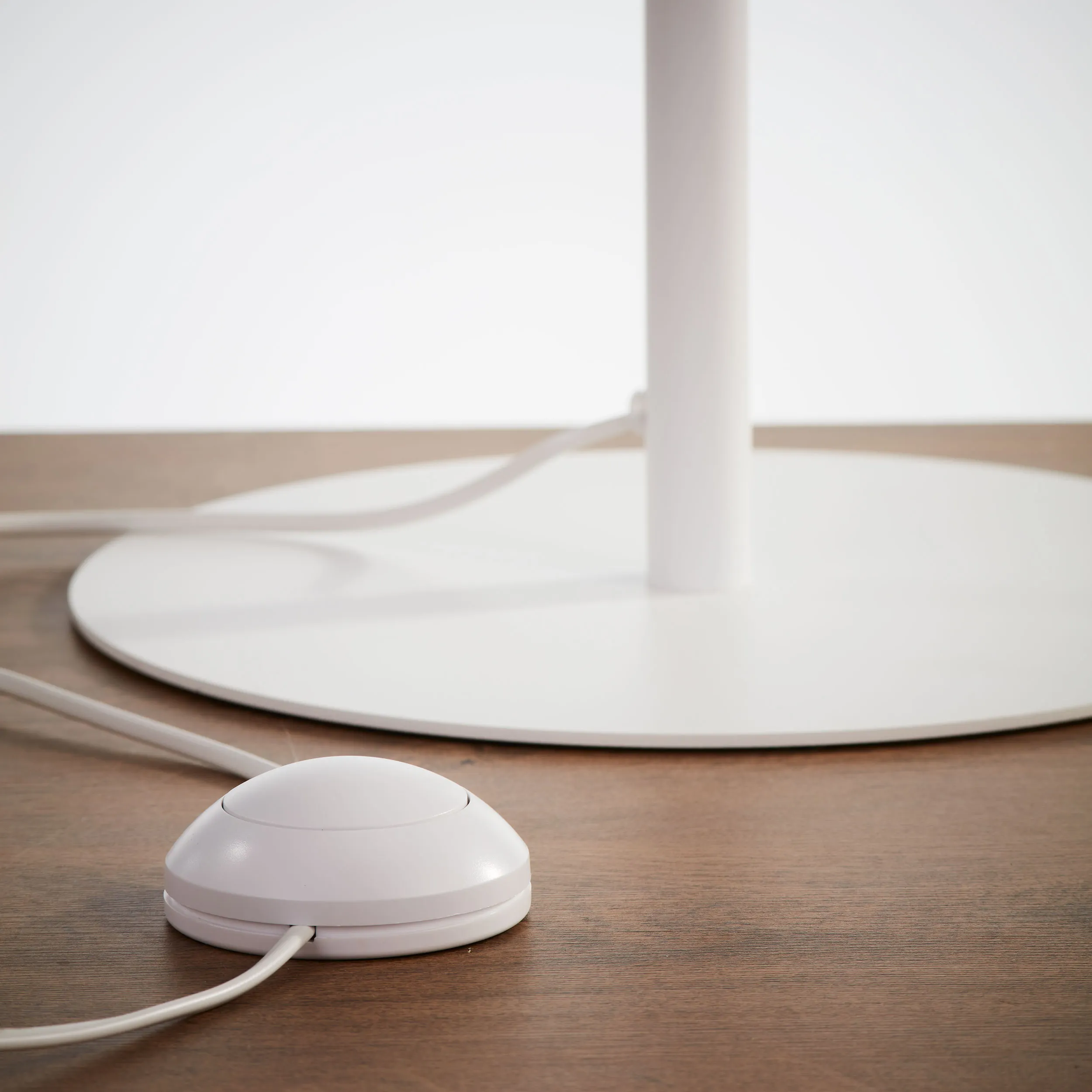 Lampa podłogowa LINOBIANCO biała z brązowym elementem 159x50cm - TK_5241