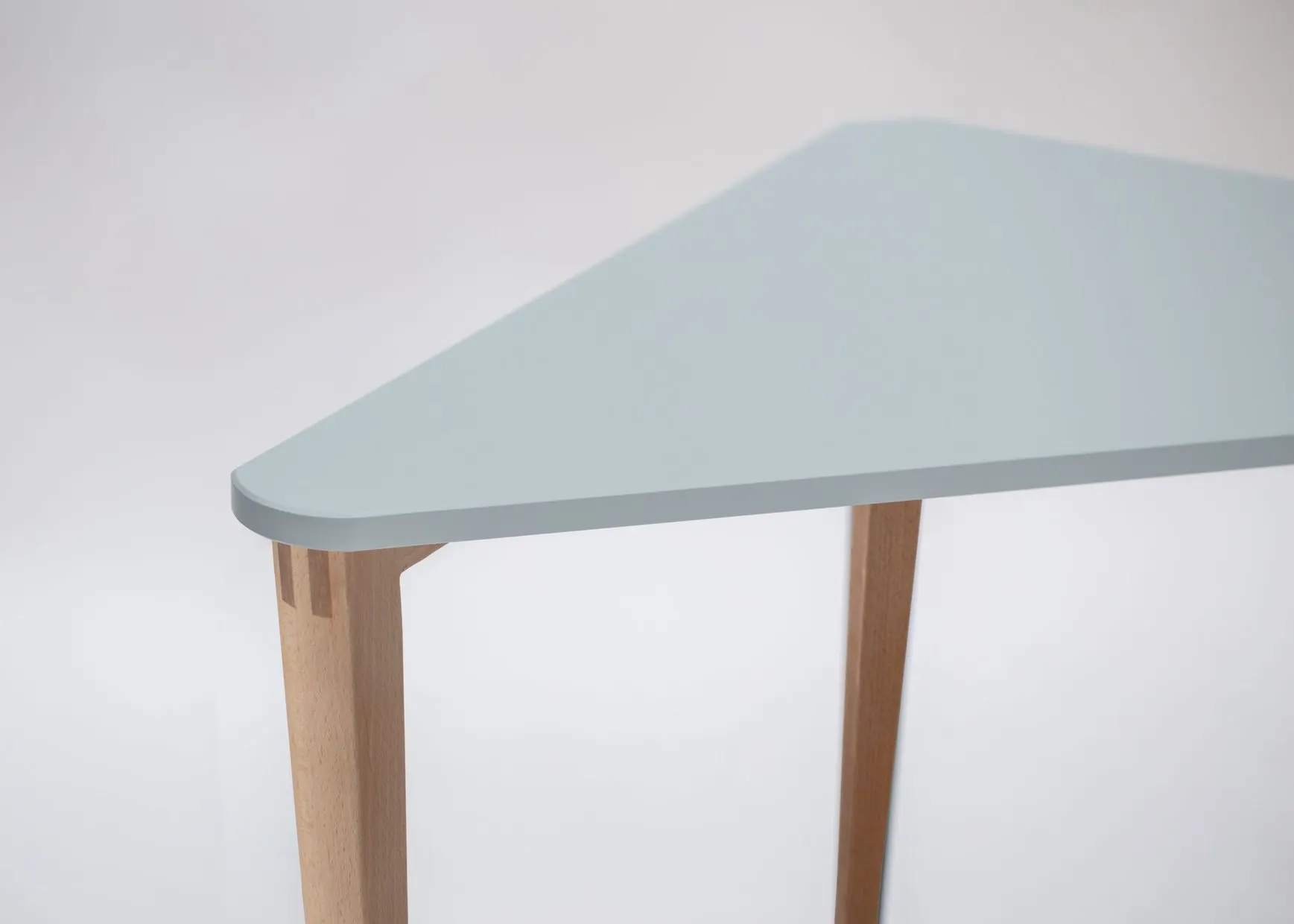 Biurko narożne NAJA 114x85 trójkątne jasnoszary blat/bukowe nogi - RGB_NCD8