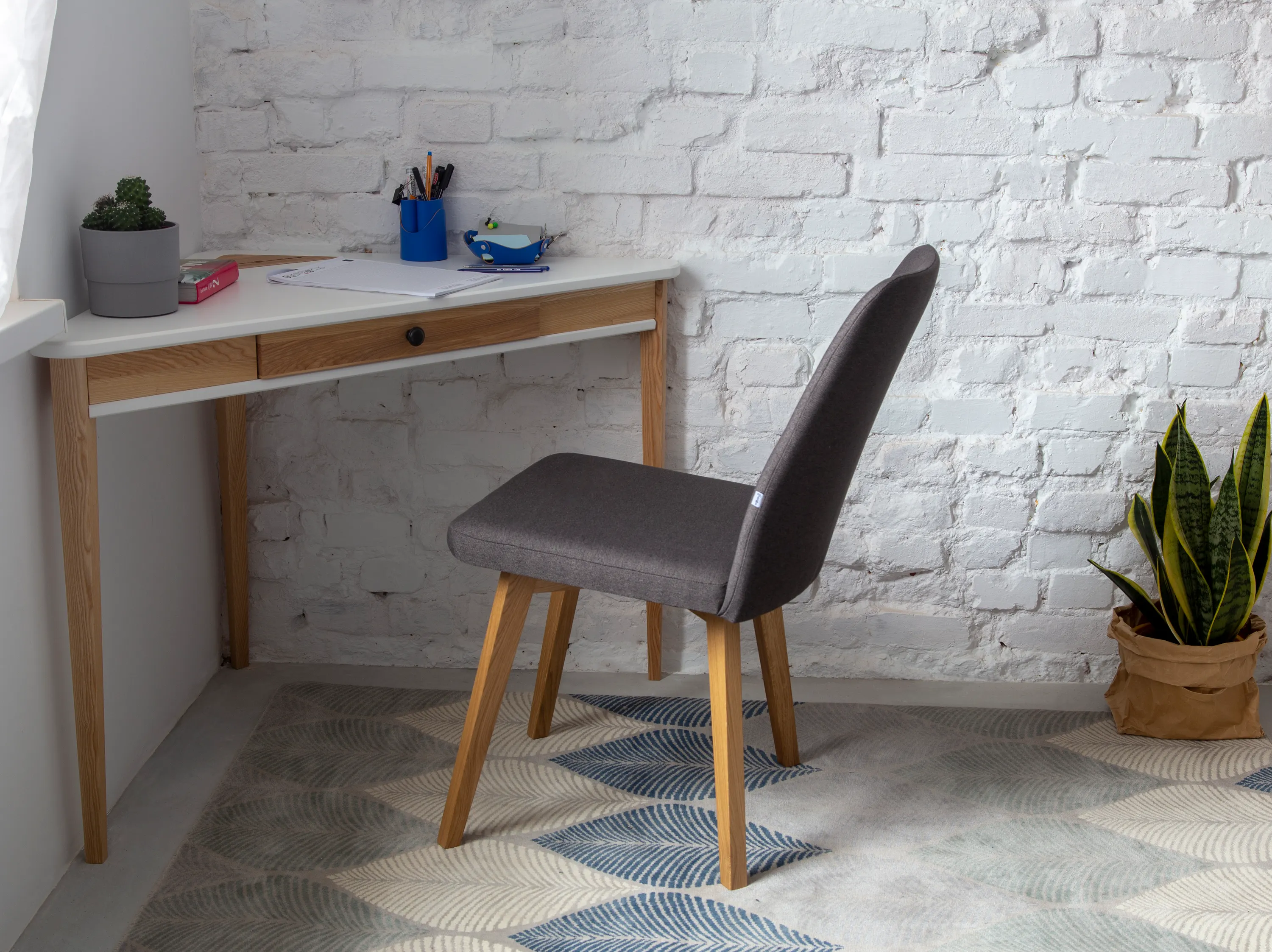 Biurko narożne z szufladą ASHME 114x85 koralowy blat/jesionowe nogi - NRAGABAACD16