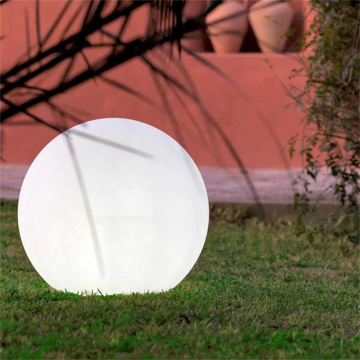 image lampa ogrodowa, kula świetlna, białe światło, lampion ogrodowy, dekoracja ogrodu