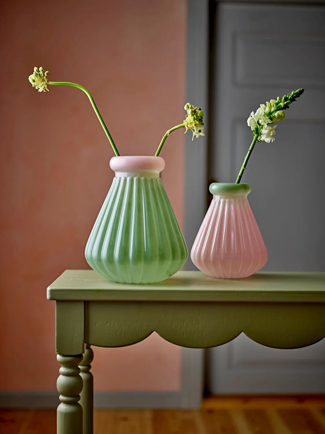 vase, vases, szklany wazon, pastelowy wazon, wazon z żłobieniami