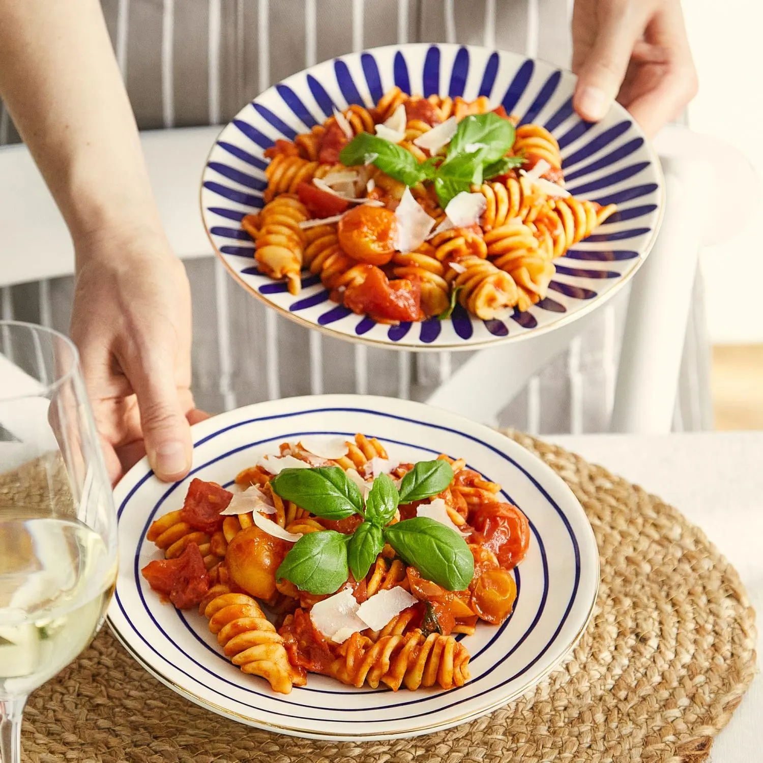 makaron rotini, pomidorowy sos, bazylia, parmezan, talerze ceramiczne