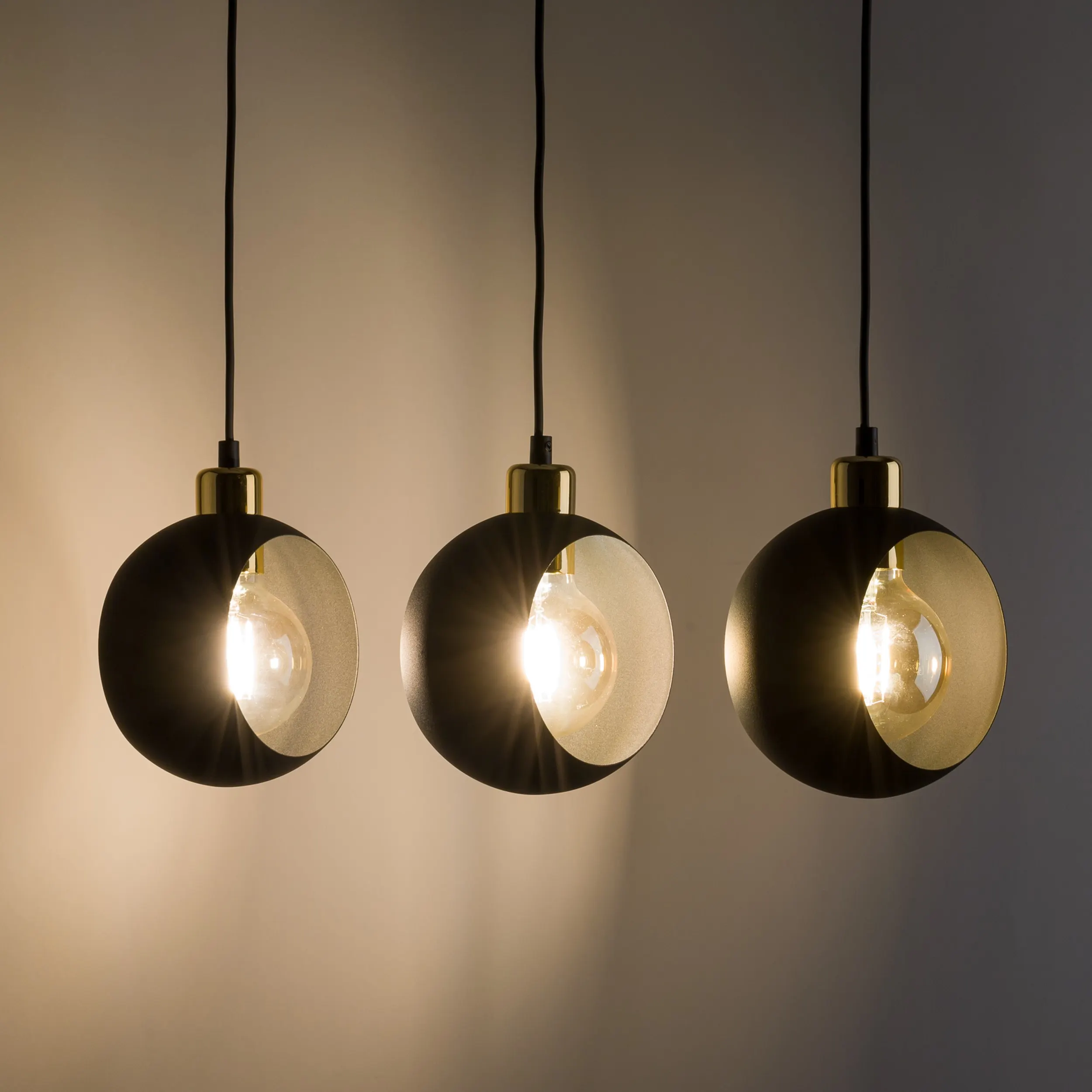 Lampa wisząca CYKLOP czarna ze złotymi elementami na metalowej listwie 127x61x17cm - TK_2753