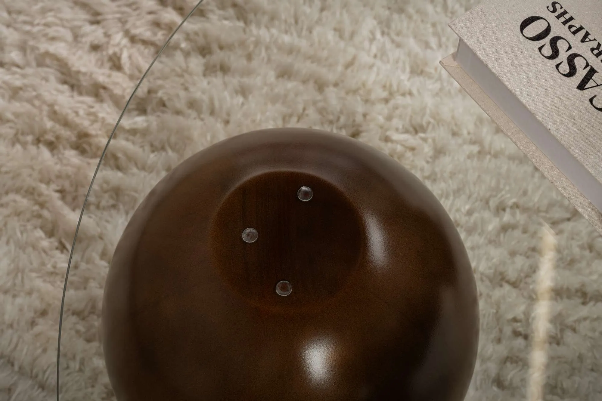 Stolik kawowy szklany okrągły MIRO 85 cm kuliste orzechowe nogi blat transparentny - ASI_857NRD1132