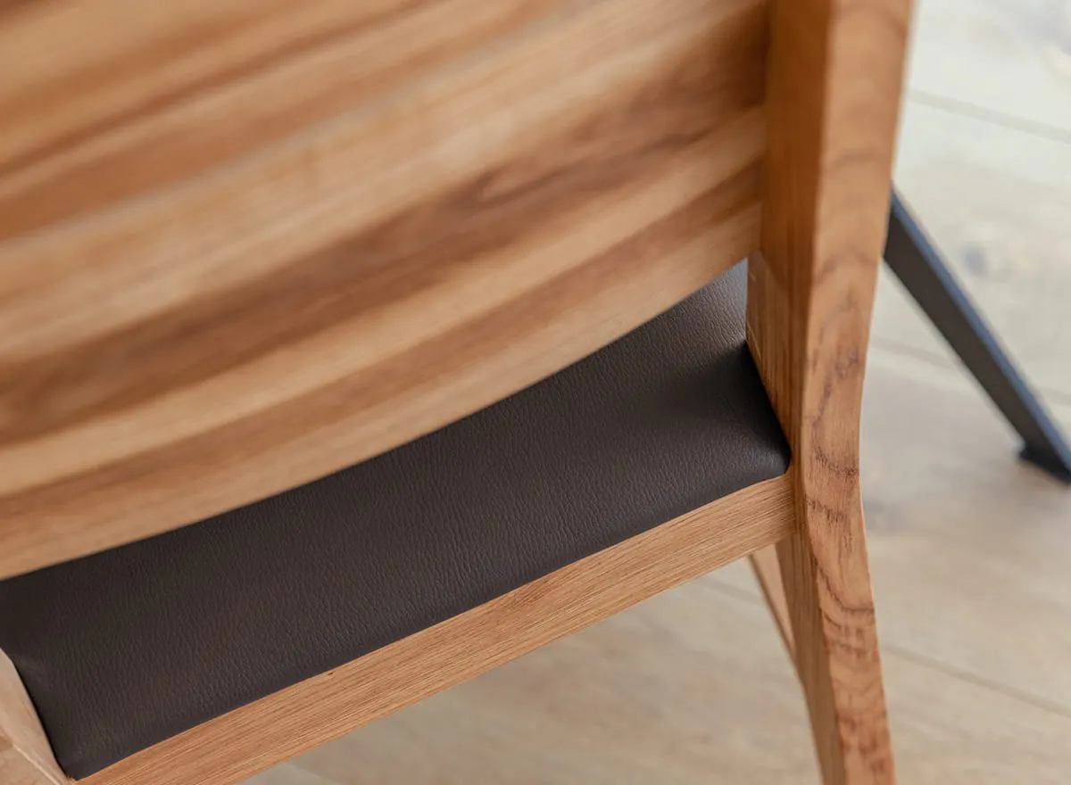 Krzesło dębowe VERTO z brązowym siedziskiem - dąb olejowany - KDB02BR