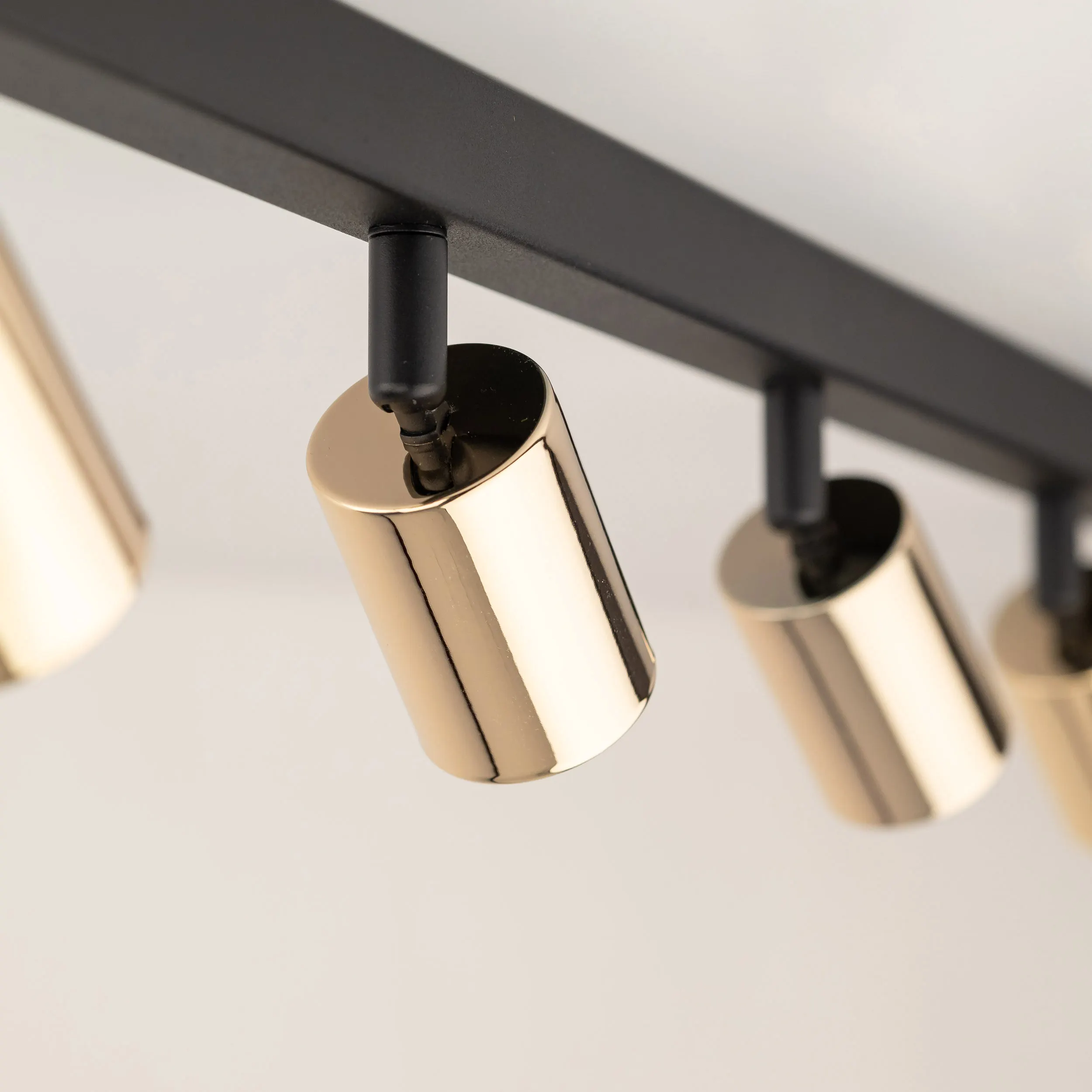 Lampa sufitowa TOP czarna ze złotymi regulowanymi reflektorami 170x19x15cm - TK_5997