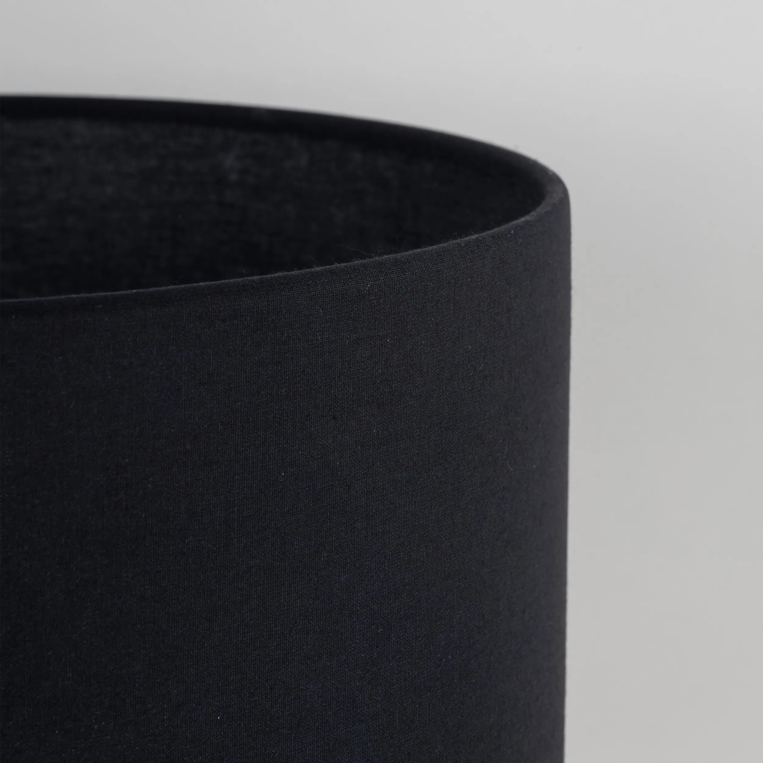 Lampka nocna TOKYO jasne drewniane nogi czarny okrągły abażur 52x30cm - TK_5293