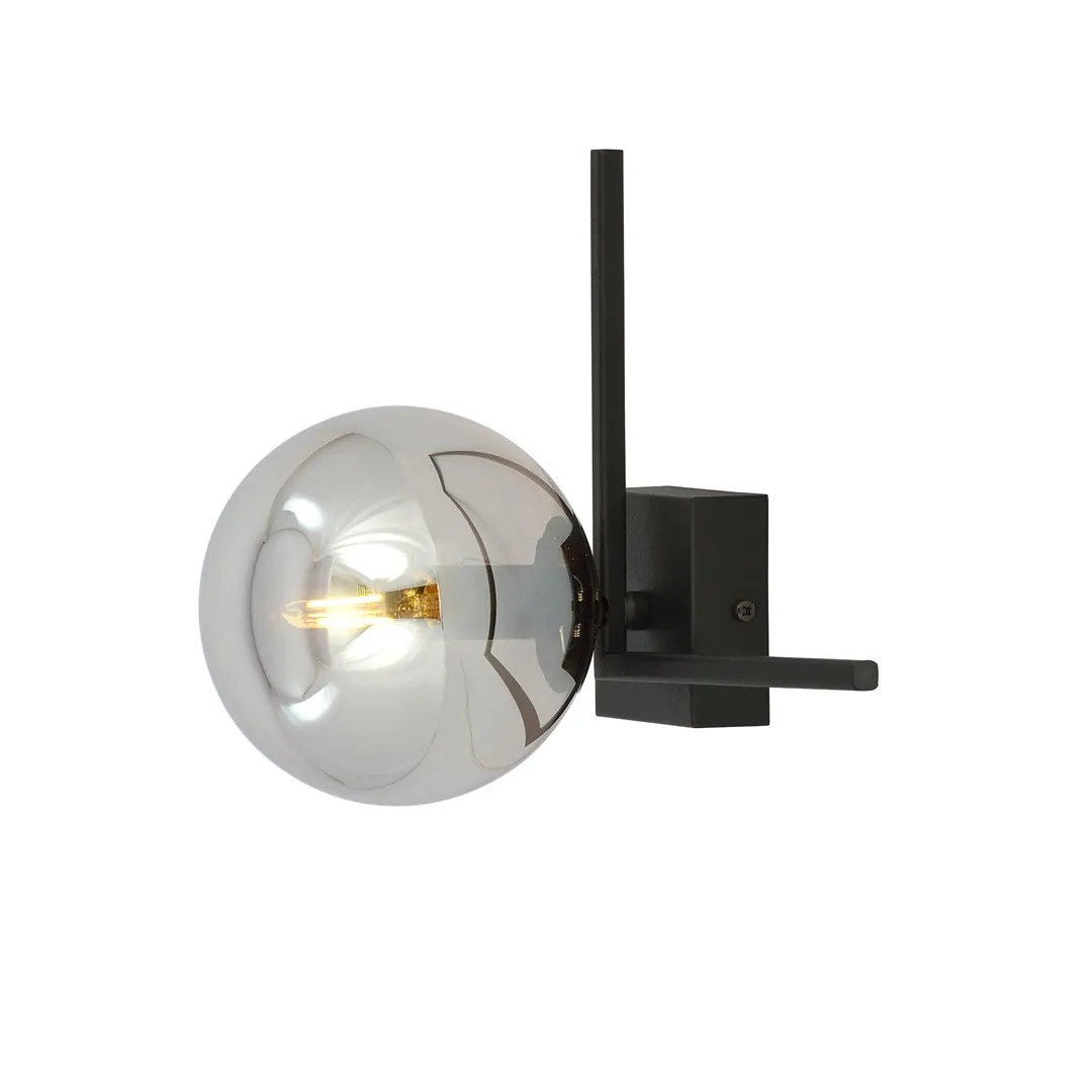 lampa ścienna, globo, metalowy uchwyt, czarna oprawa, żarówka LED or incandescent