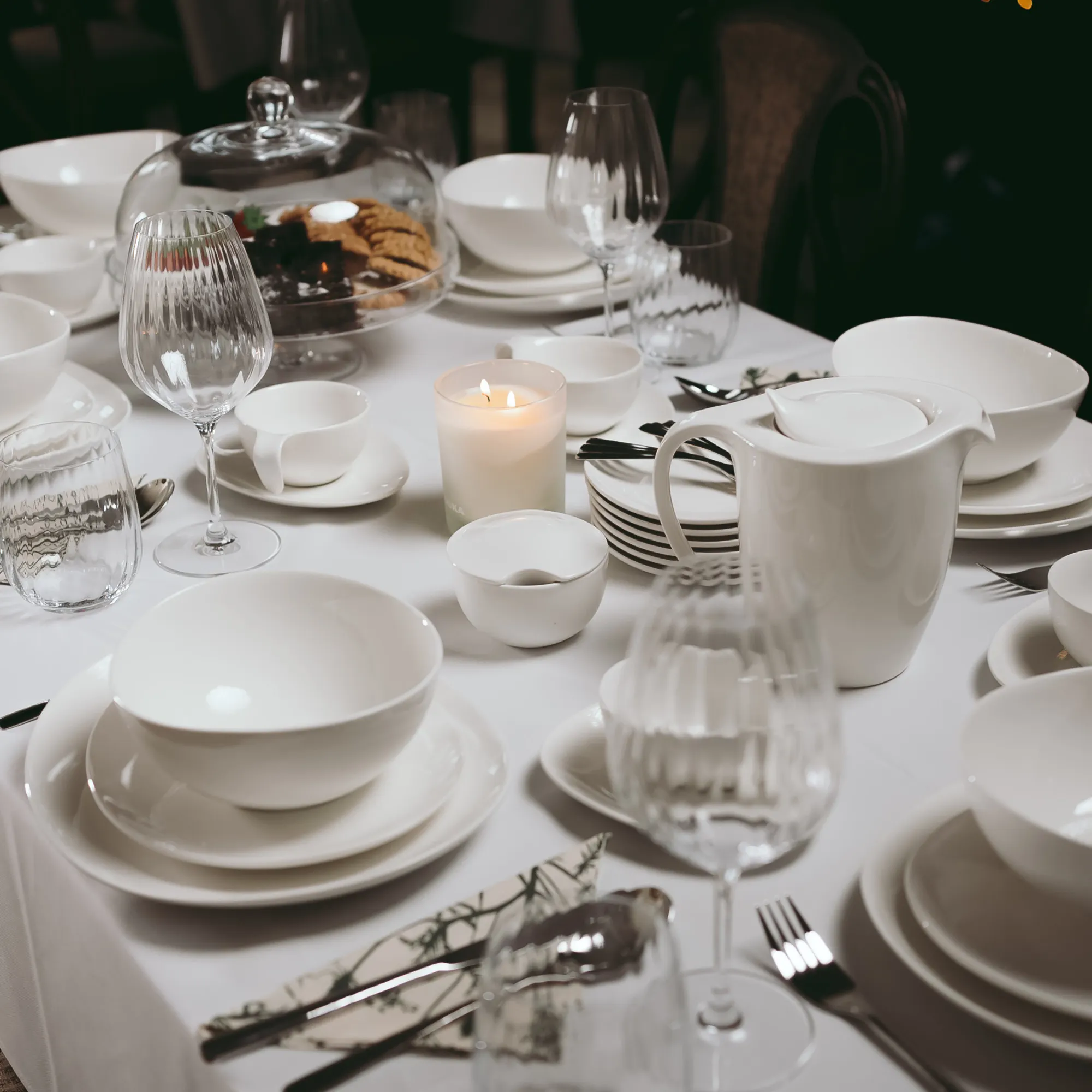 stół, zastawa, kieliszki, świeca, dzbanek do kawy