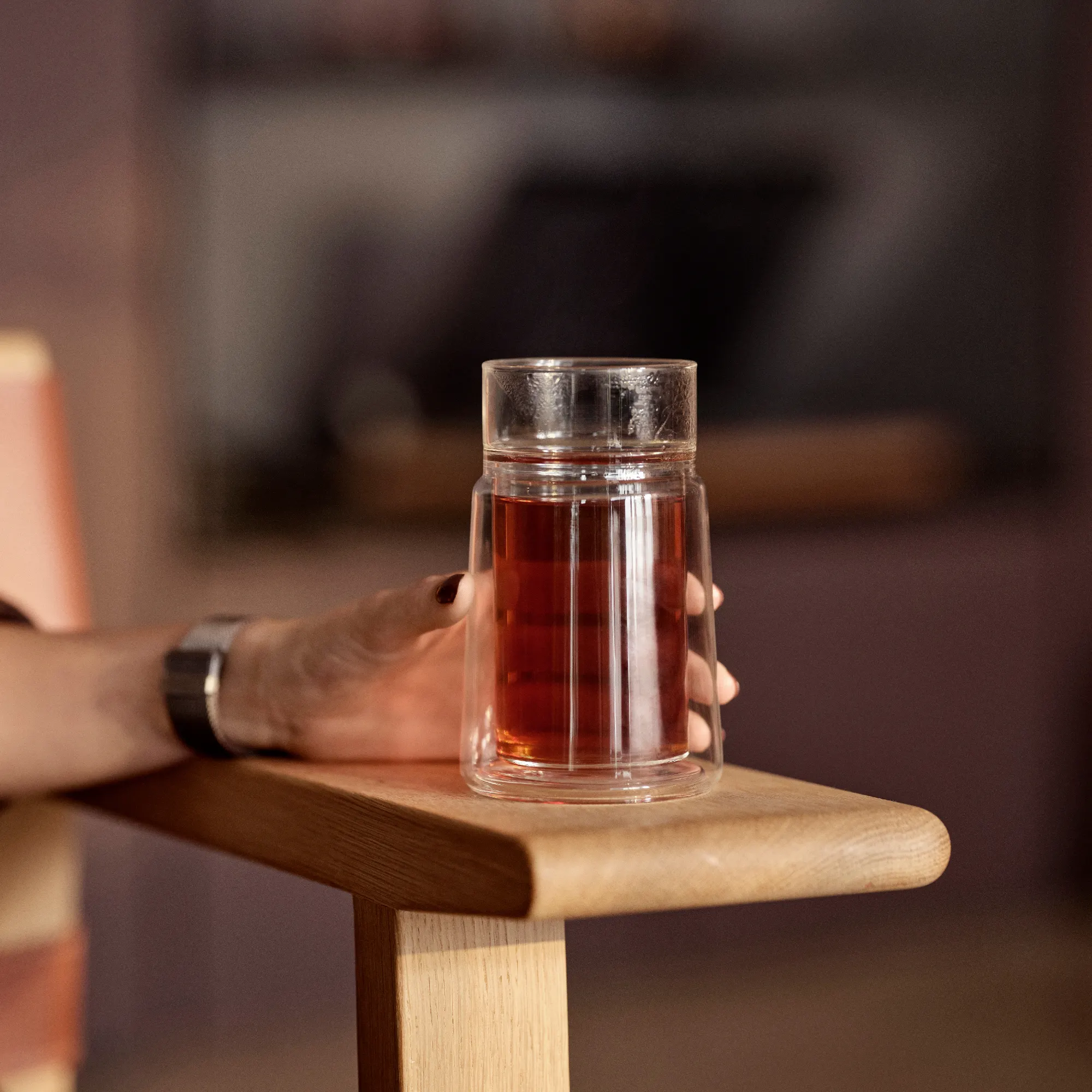 słoik ze szkła, dzbanek do herbaty, krzesełko z trzema nogami, czerwony płyn, szklany pojemnik