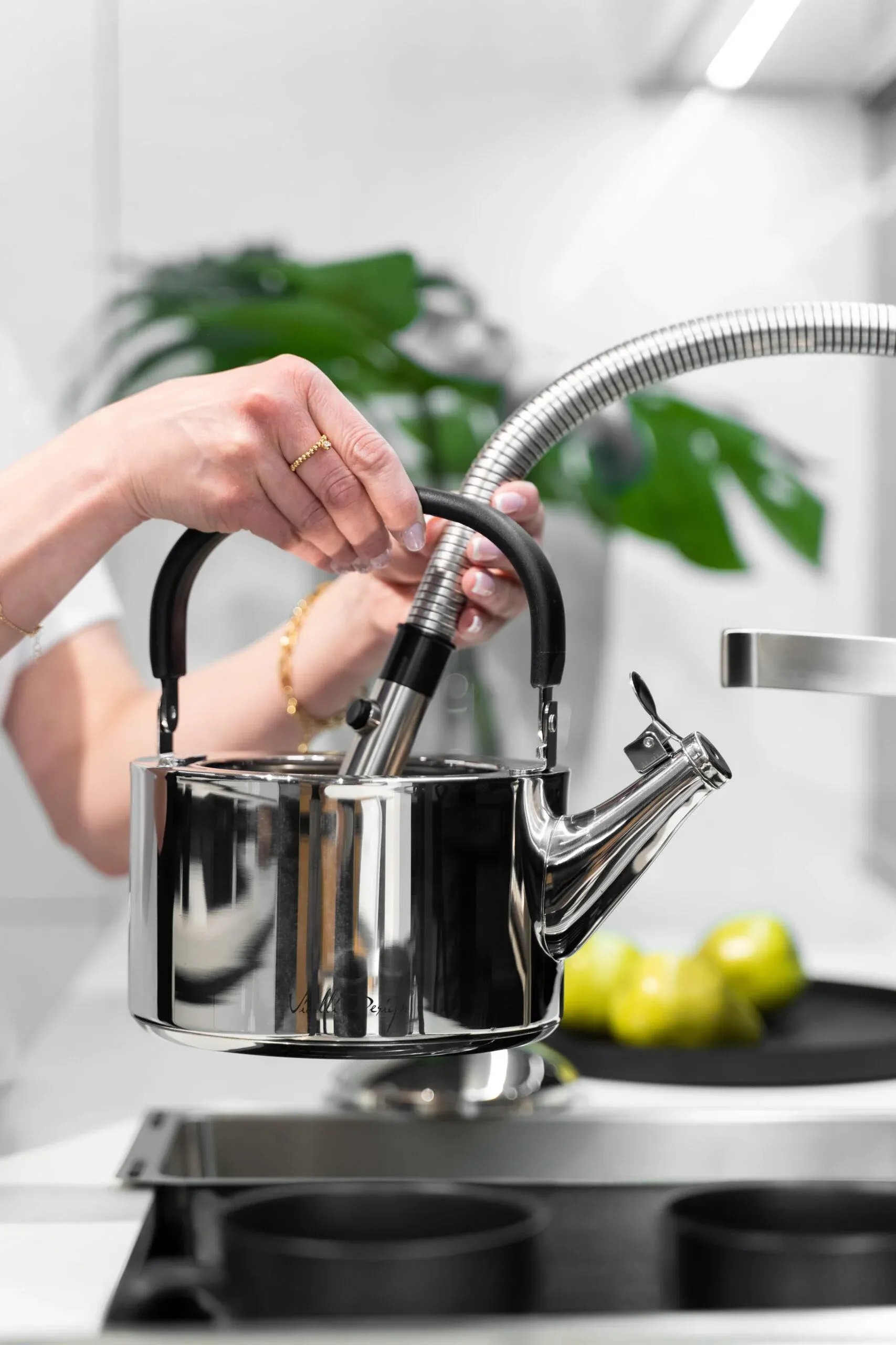 Czajnik z gwizdkiem DIAMANTE 1,5L srebrny — zdjęcie 4