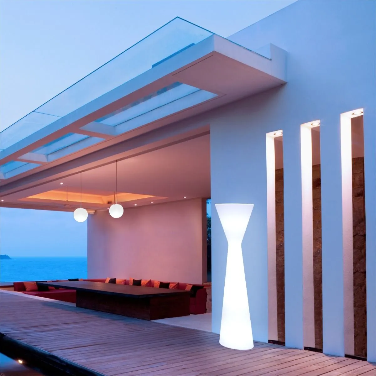 luksusowy domowy balkon, modernistyczny taras, lampion LED, balkon nad oceanem, meble ogrodowe