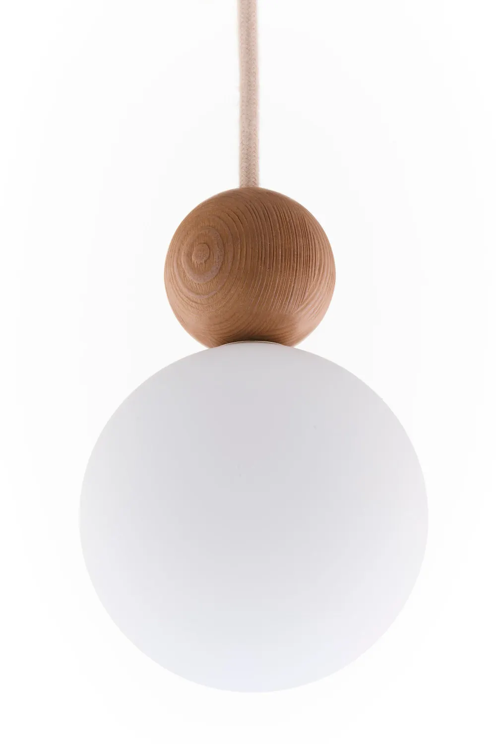 image lampa wisząca, kula biała, podstawa drewniana, sznurkowa lampa, minimalistyczny design