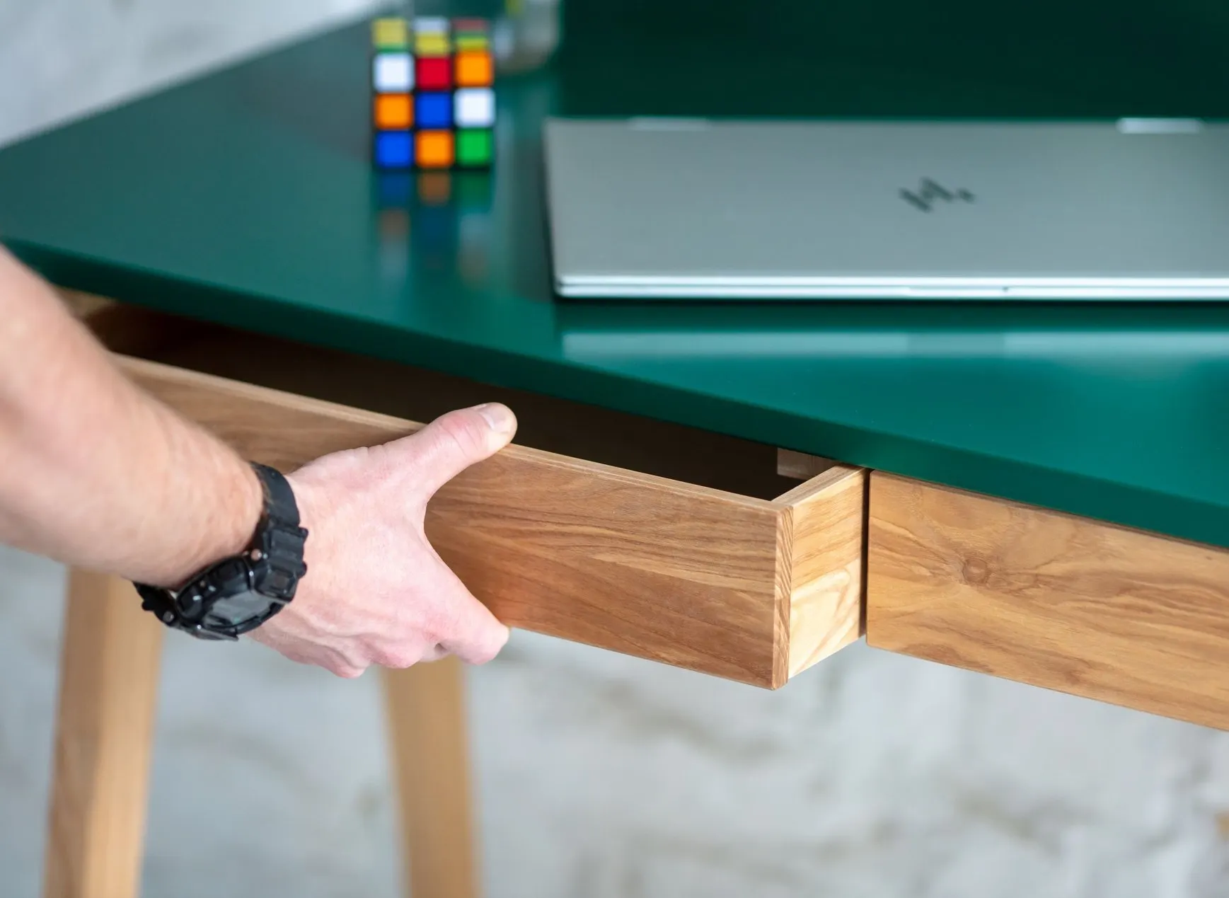 Biurko narożne z szufladą LUKA prawostronne 135x85 różowy blat/ drewniane nogi - RGB_CDLUK29_R