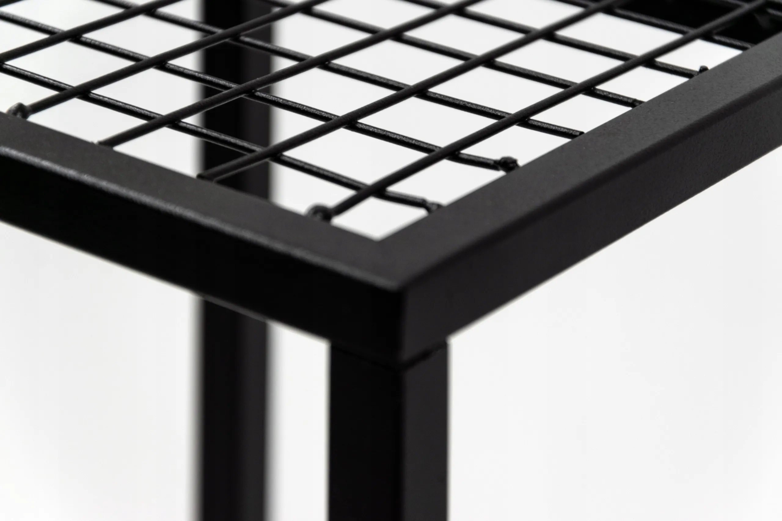 Kwietnik stojący metalowy z siatką RENES S czarny - LD_TZ000040