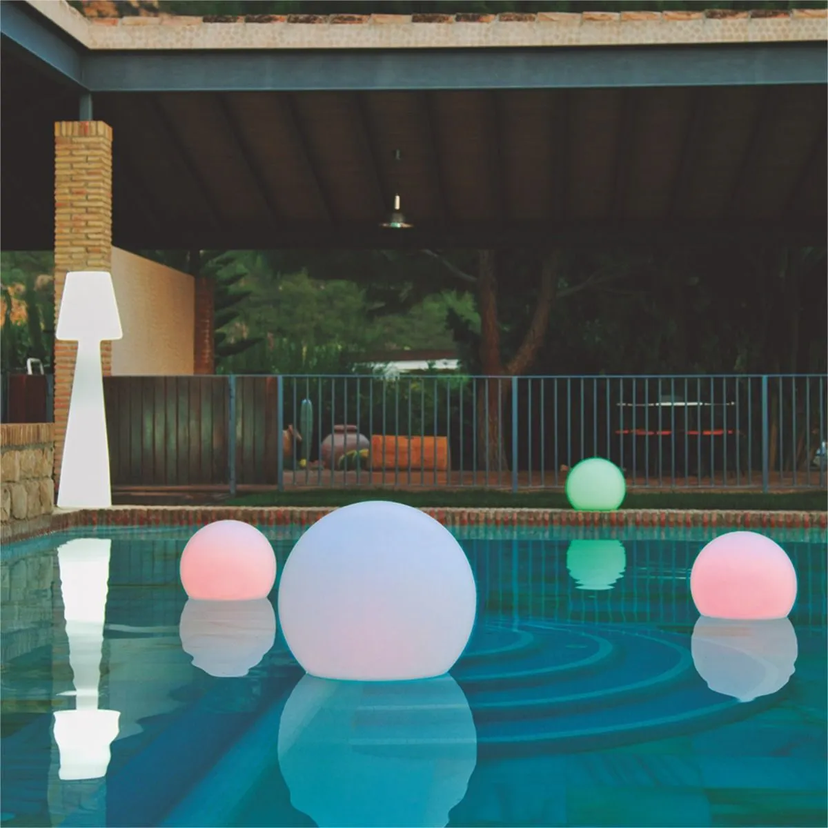 image basen, balonowy obiekt, kolorowy balon, ogród/rekreacja, infrastruktura zewnętrzna