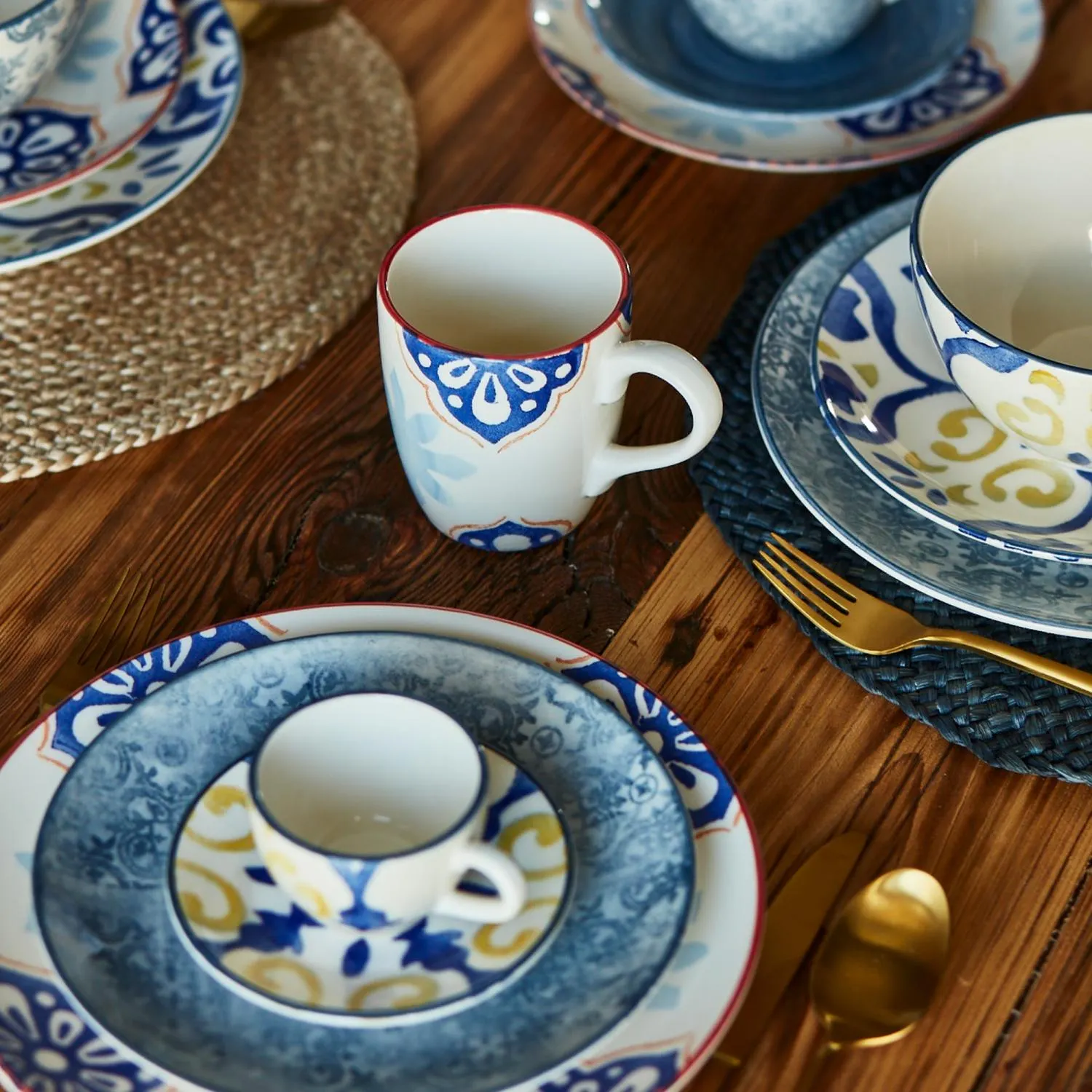 naczynia, zestaw talerzy, filiżanka, porcelana, wzory ceramiczne