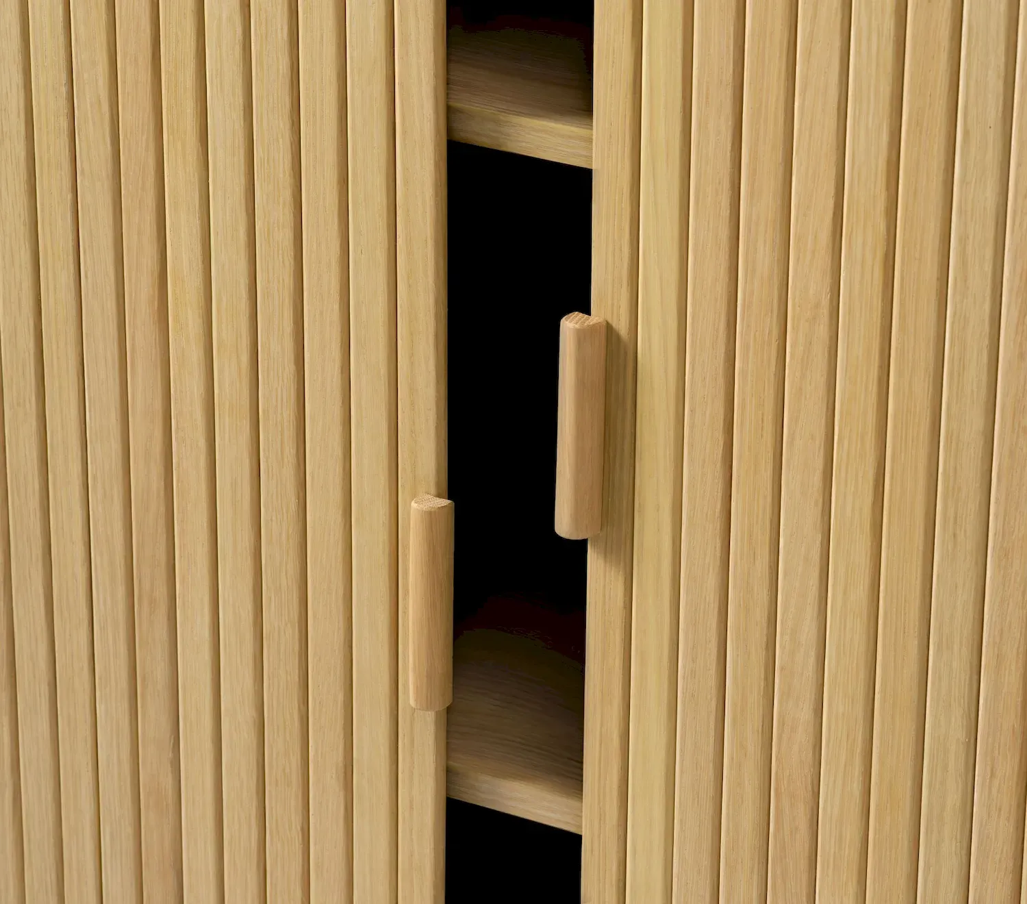 Komoda wysoka CAVO 2-drzwiowa ryflowana - dąb naturalny - UN_48952781