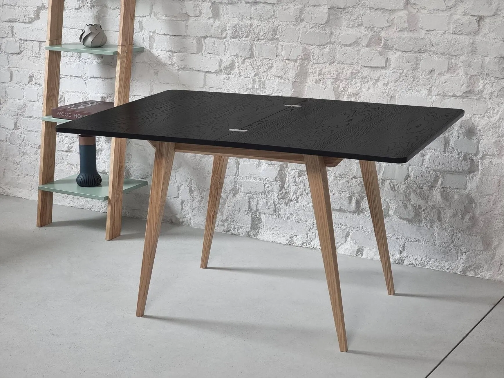 Stół drewniany rozkładany ENVELOPE 60x95-130cm czarny jesion naturalny - NRGBTE_ASH_BLACK