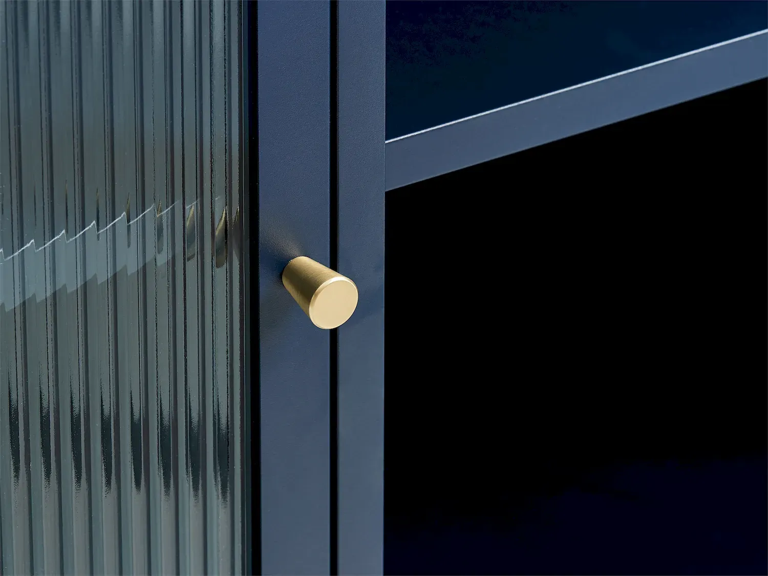 Komoda 3-drzwiowa BRONCO z przeszkleniem - niebieski, złoty - UN_44580400